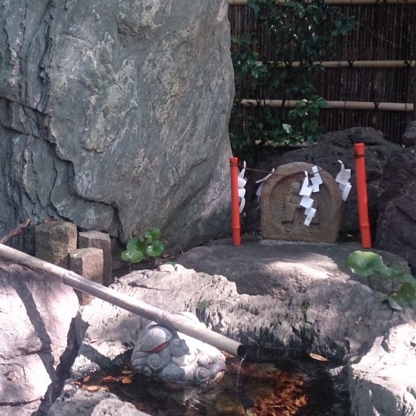 田無神社の手水舎の隣にある道祖神さまのご利益は縁結びです