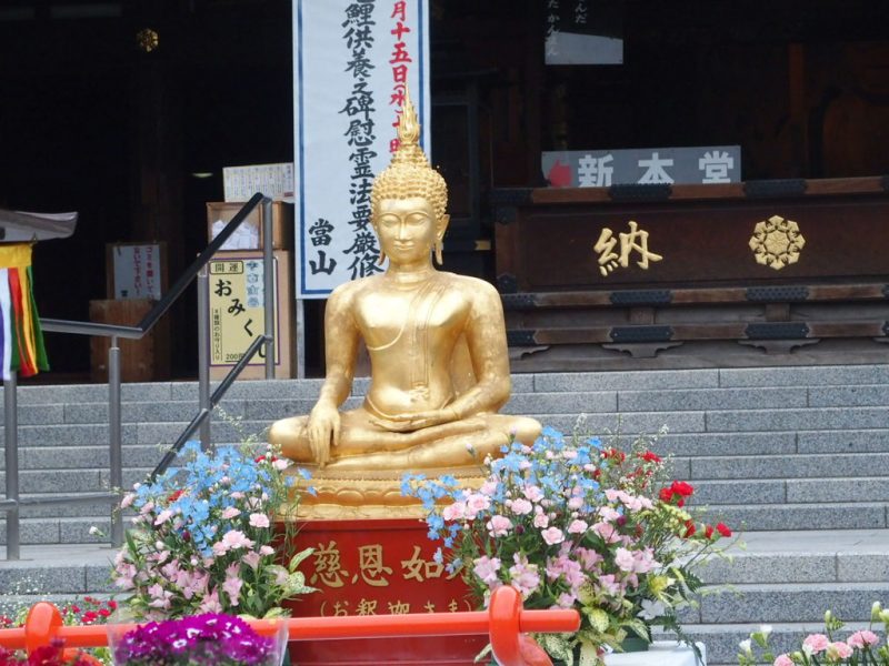 深川不動尊の花祭りのお釈迦様の像