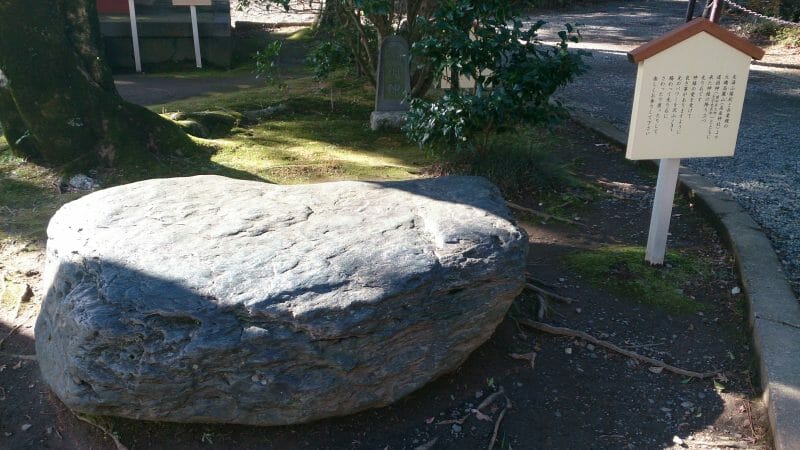 熱海の伊豆山神社の境内にある光石