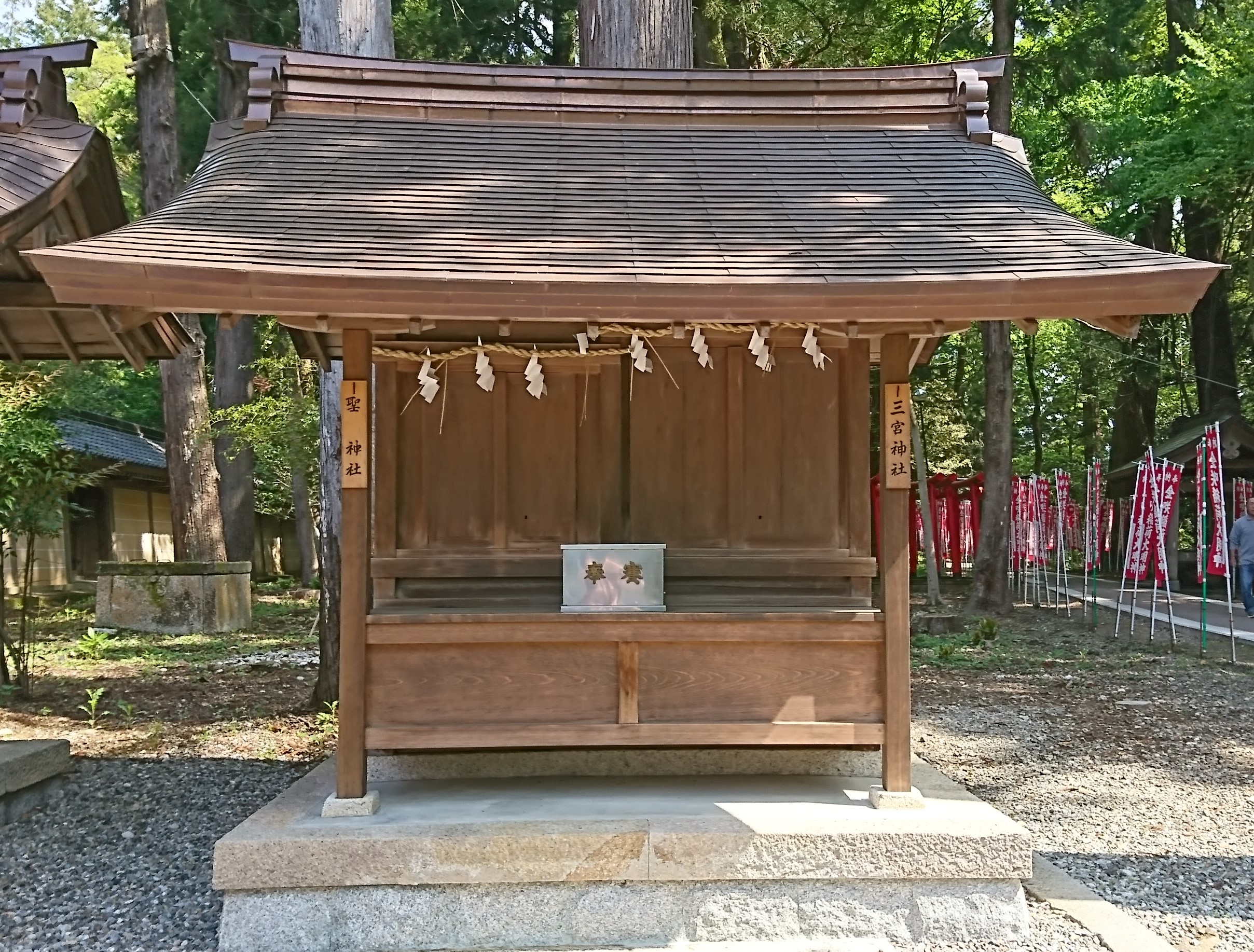 多賀大社の境内にある三宮神社と聖神社