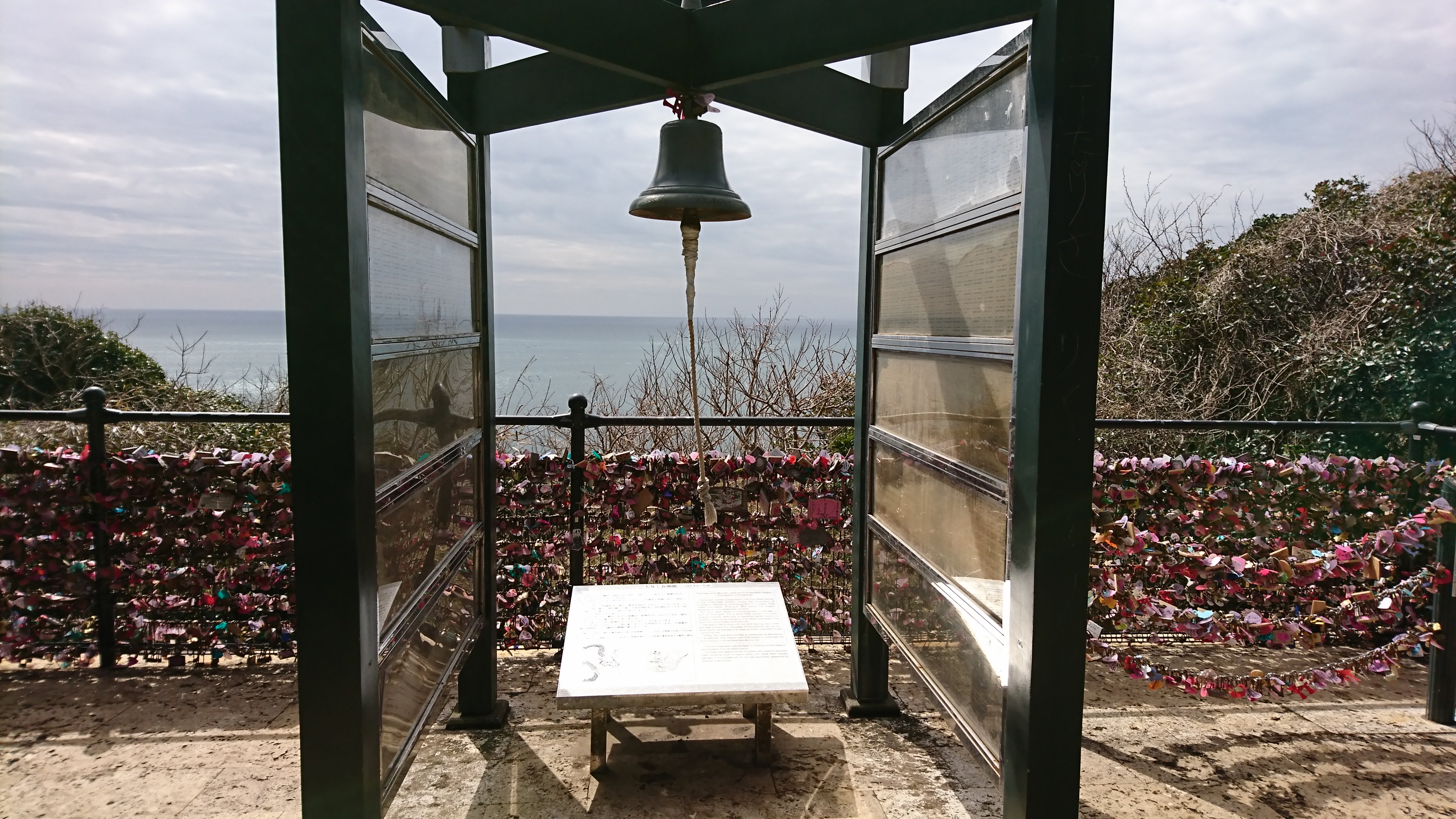 江ノ島神社の龍恋の鐘