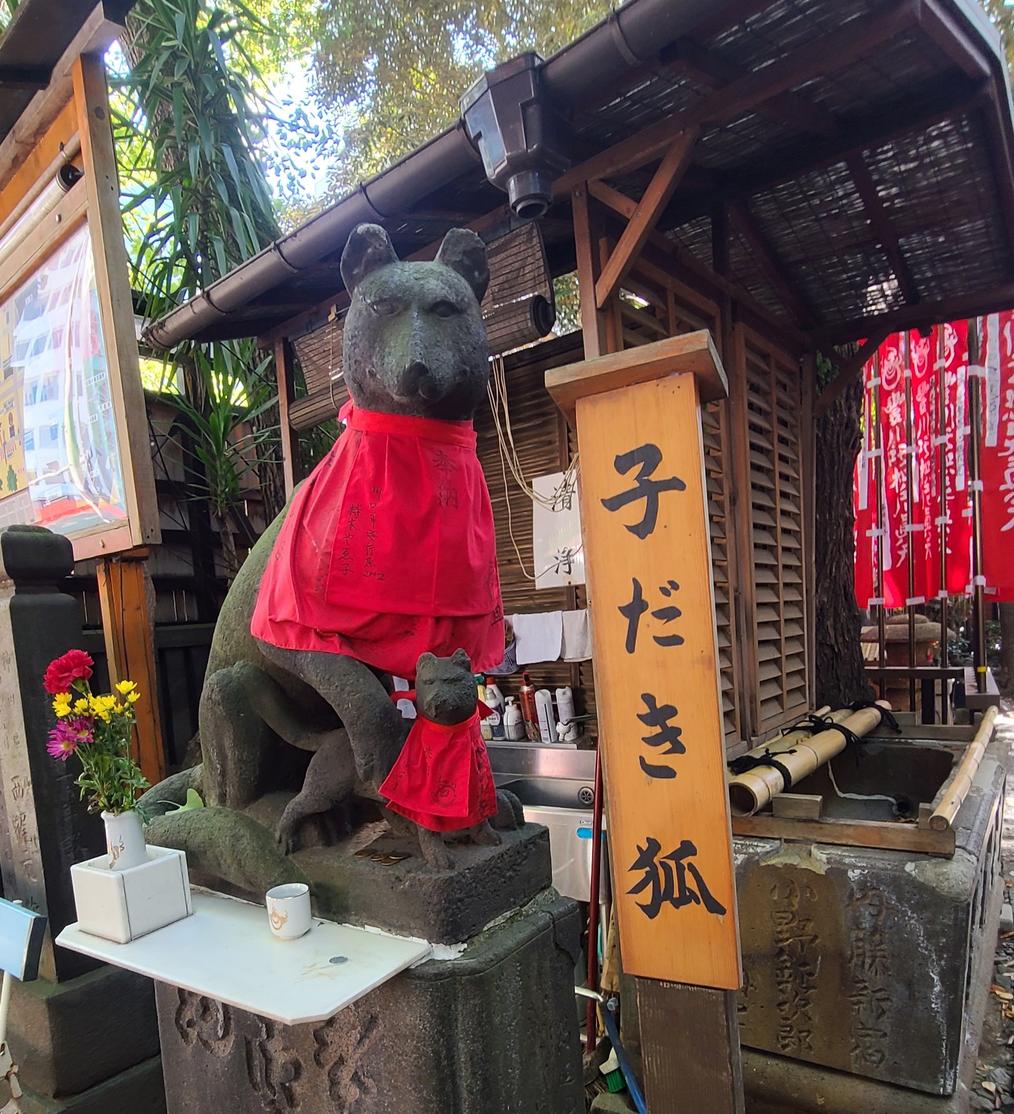 豊川稲荷東京別院の子だき狐