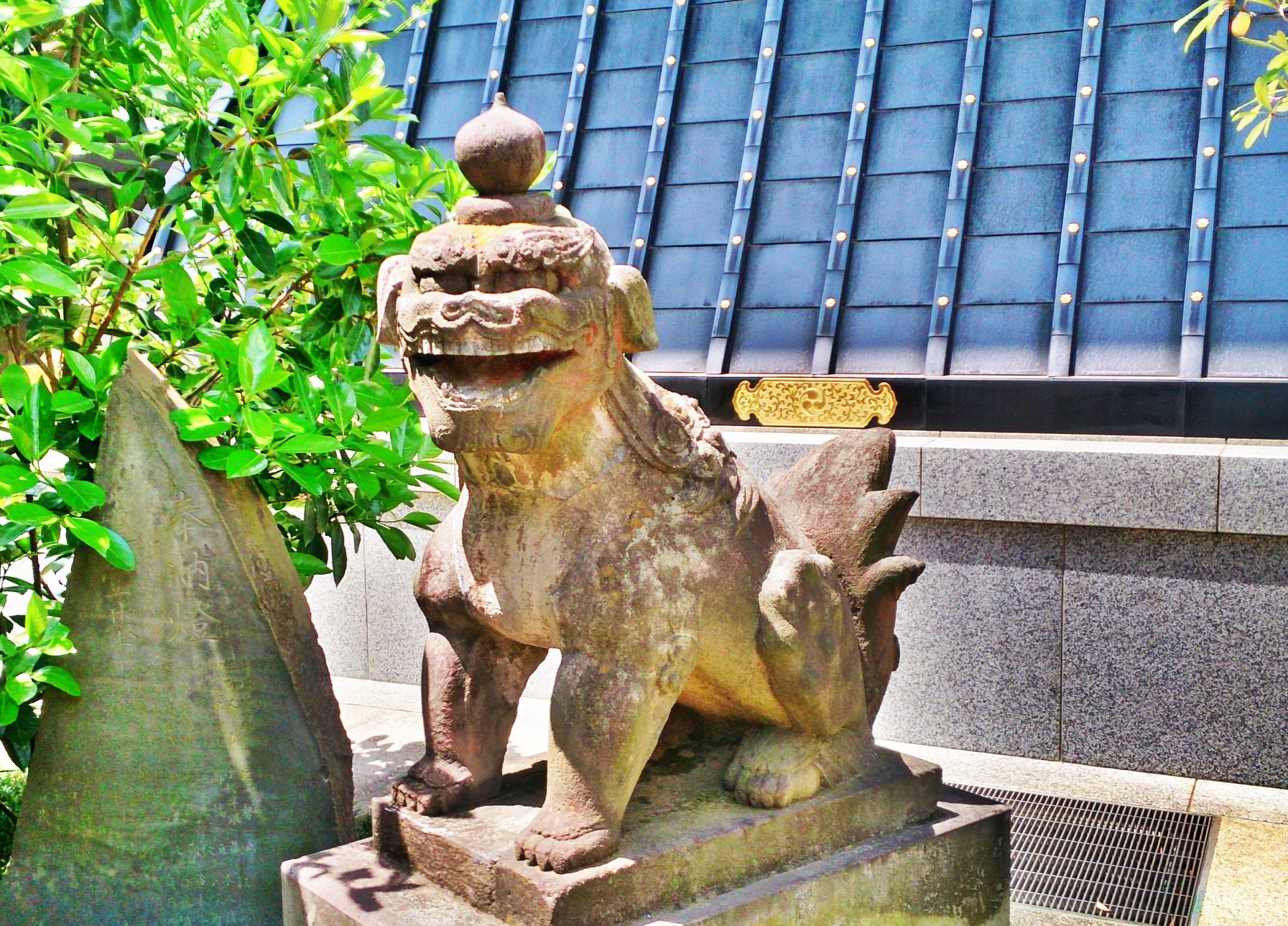 穴八幡宮にある神武天皇の遥拝所にいる狛犬