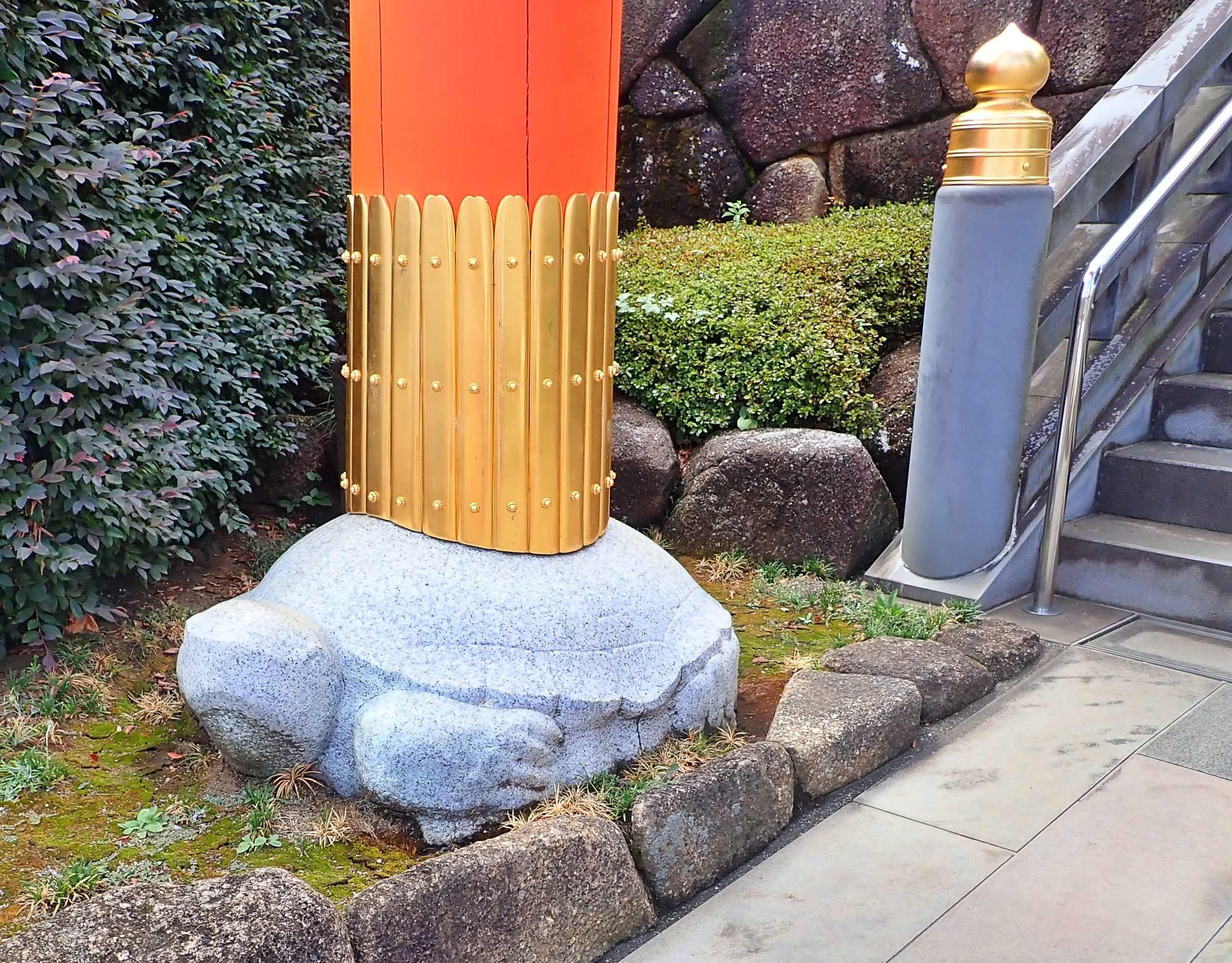 穴八幡宮の鳥居の下にいる亀