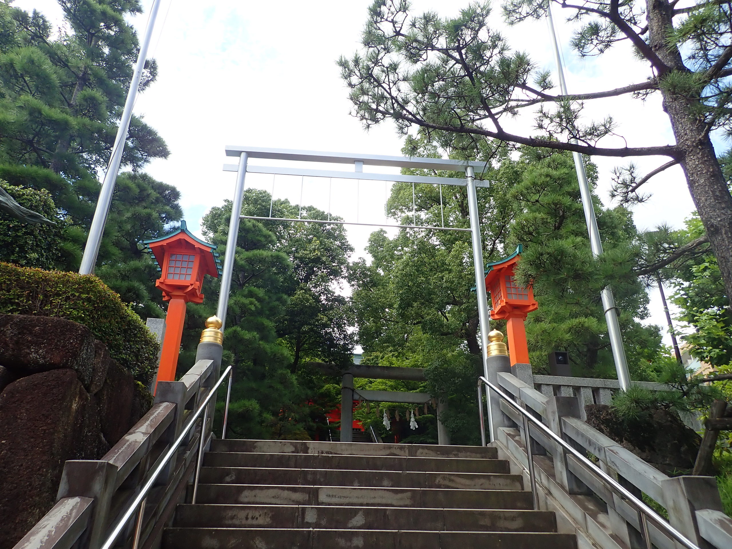 穴八幡宮の境内に続く階段