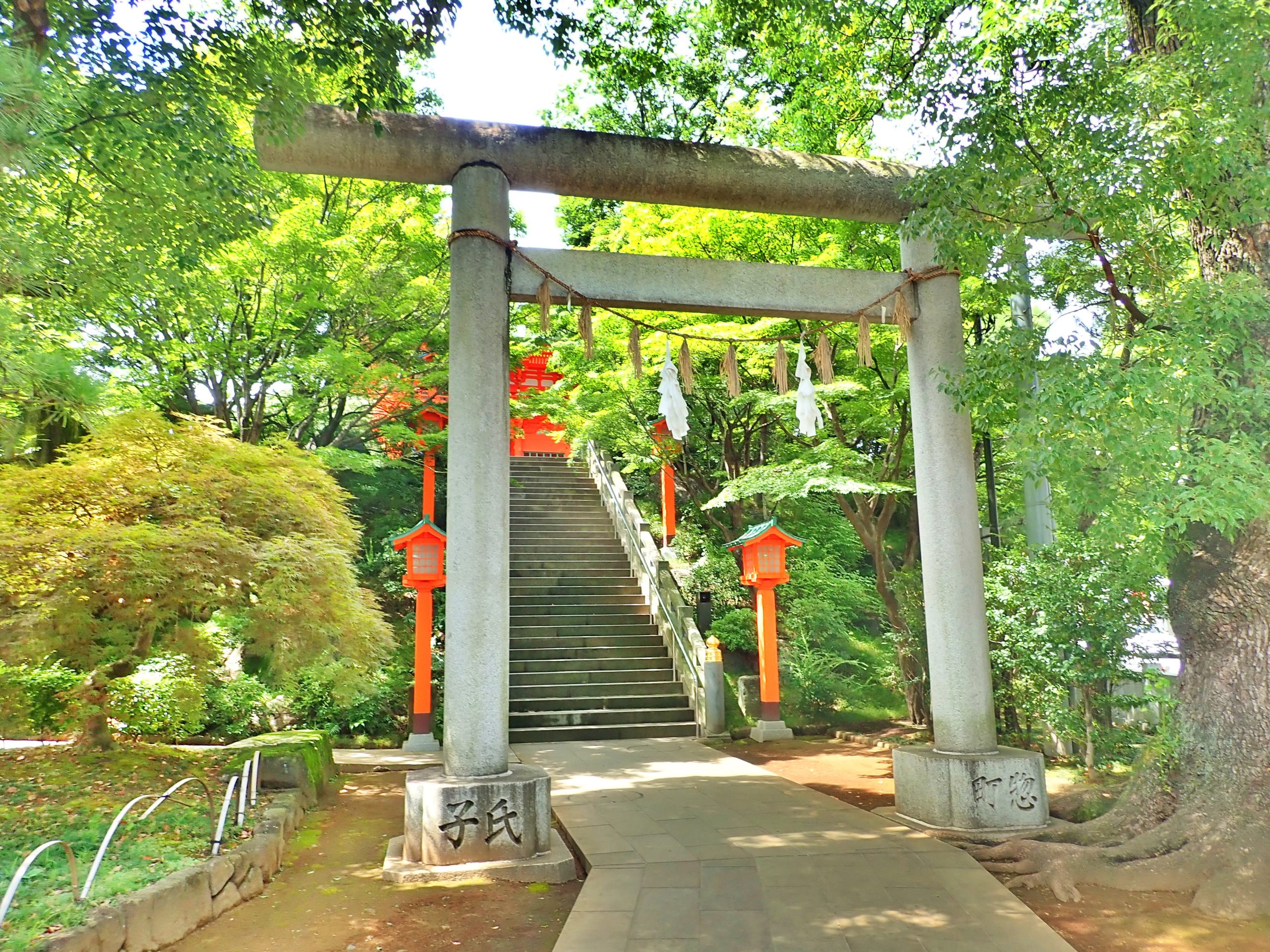 穴八幡宮2つめの鳥居