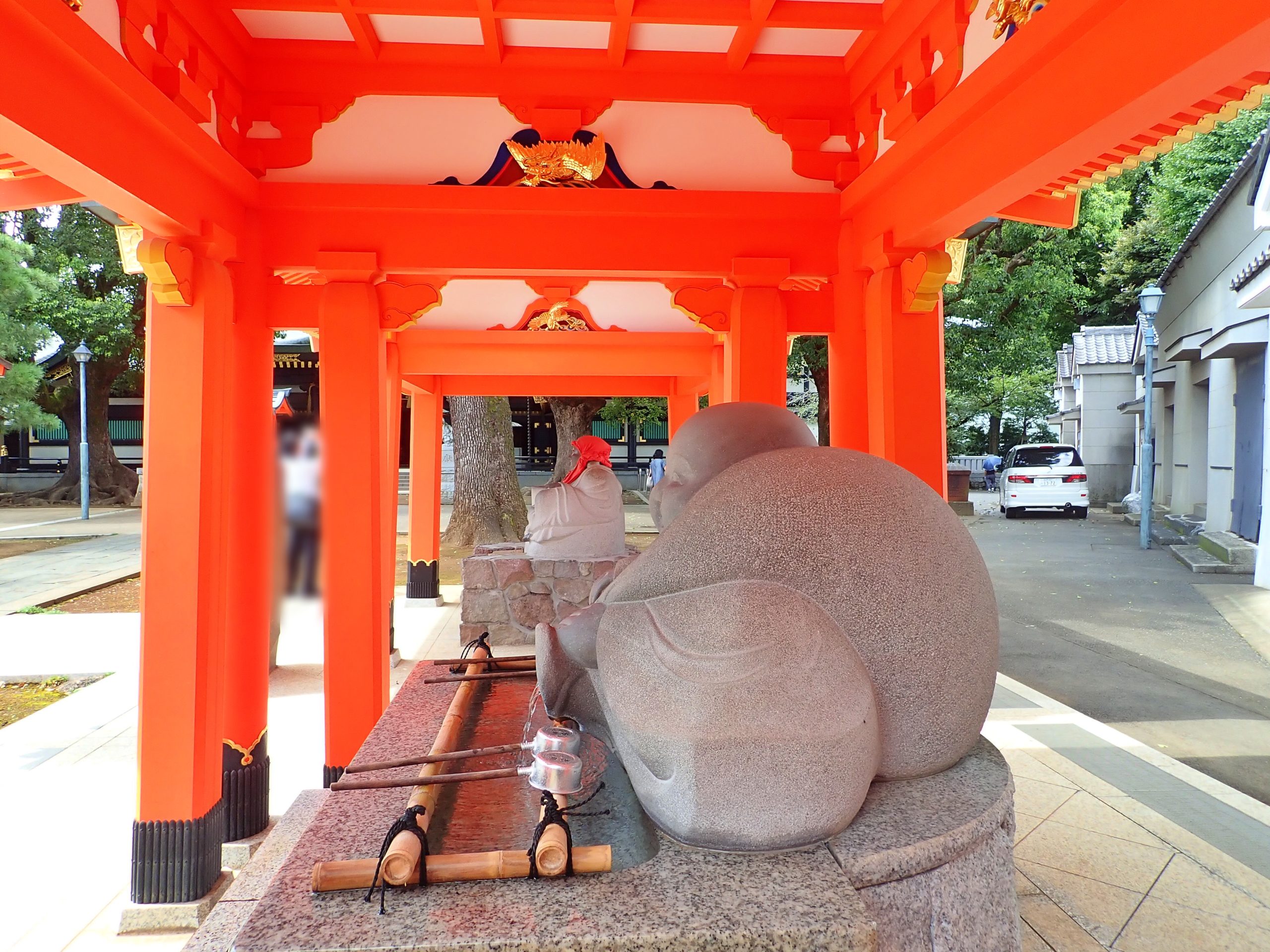 穴八幡宮の境内にある布袋さんのお手水舎