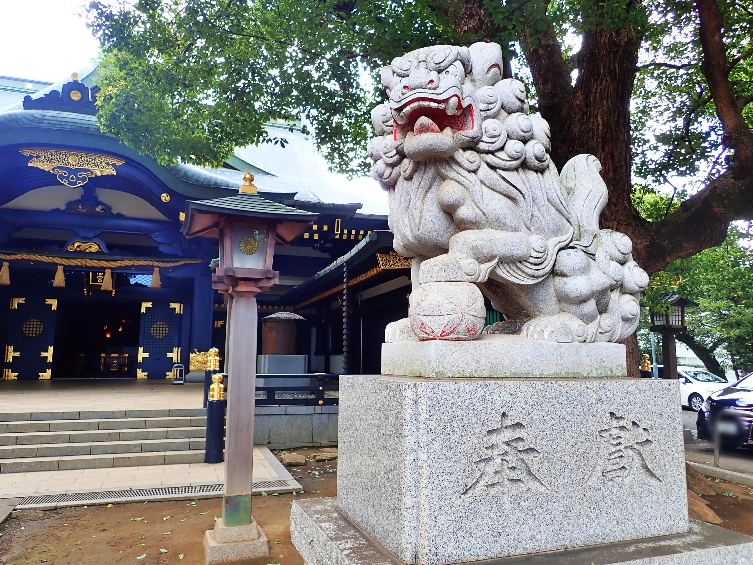 穴八幡宮のご本殿の前の狛犬