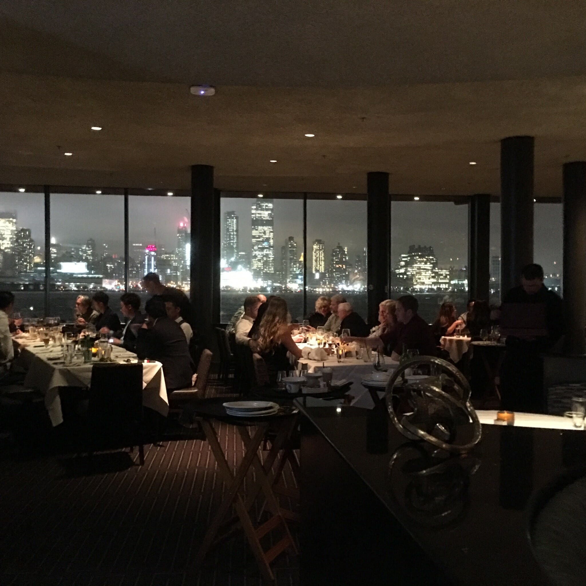 ニューヨークのマンハッタンの夜景を見ながらディナーを楽しめるチャートハウス