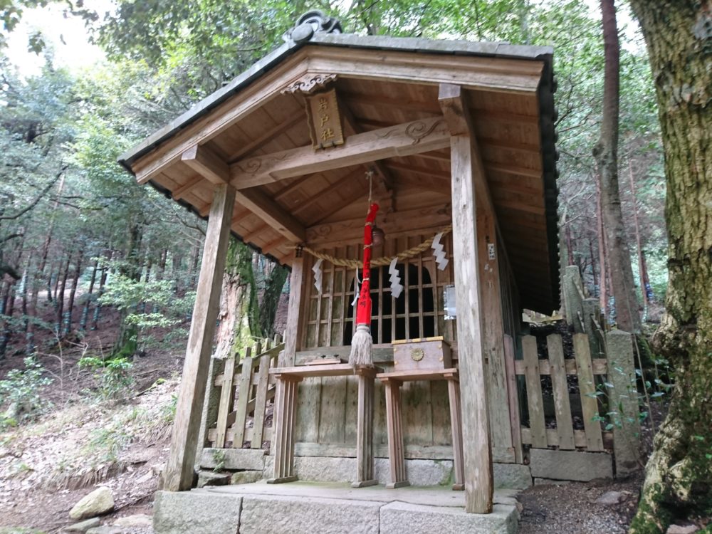 白鬚神社の境内にある岩戸社