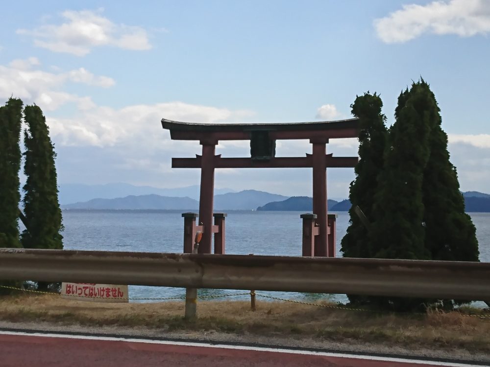 白鬚神社の湖上の鳥居