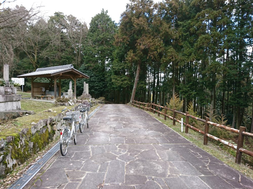 鵜川四十八体石仏の前の道