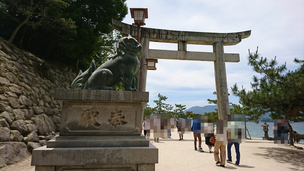 厳島神社に向かう道の鳥居