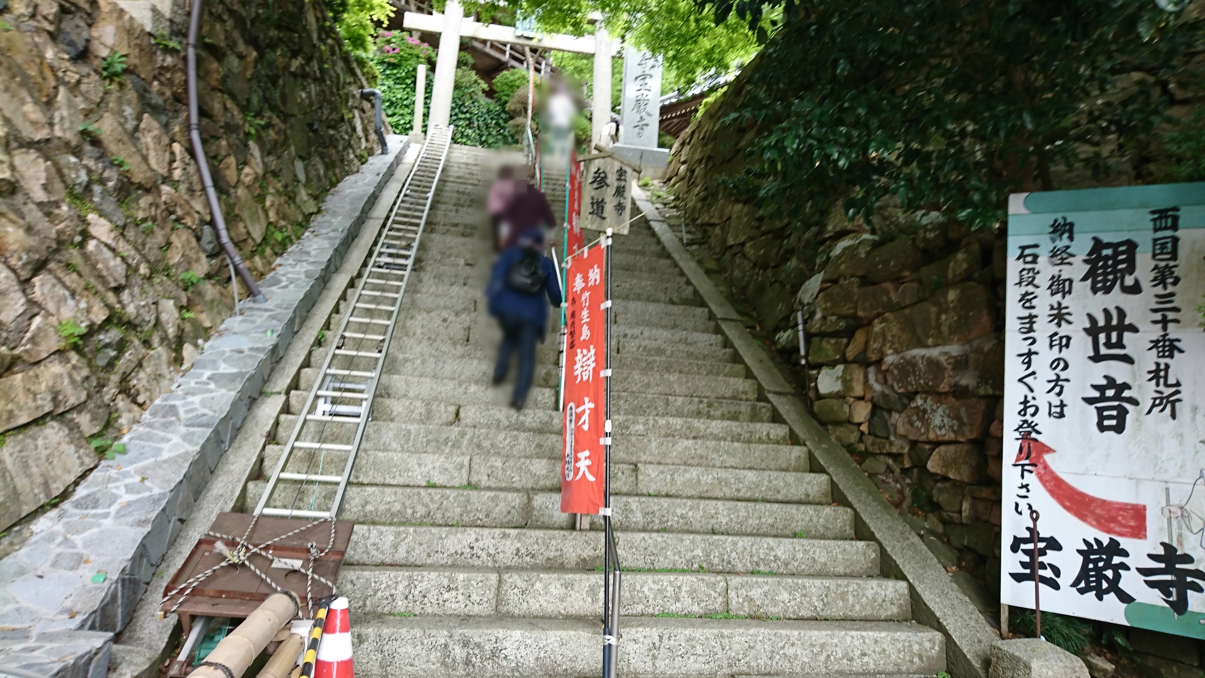 竹生島の宝厳寺へと続く急な階段