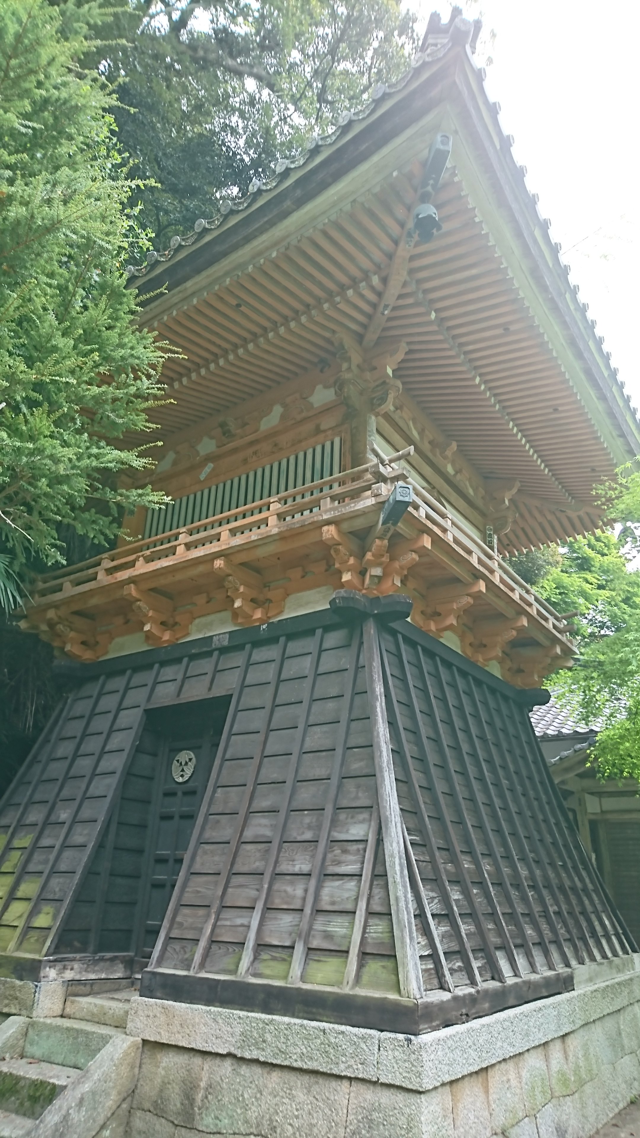 竹生島の宝厳寺へ向かう参道の階段脇にある巳月館