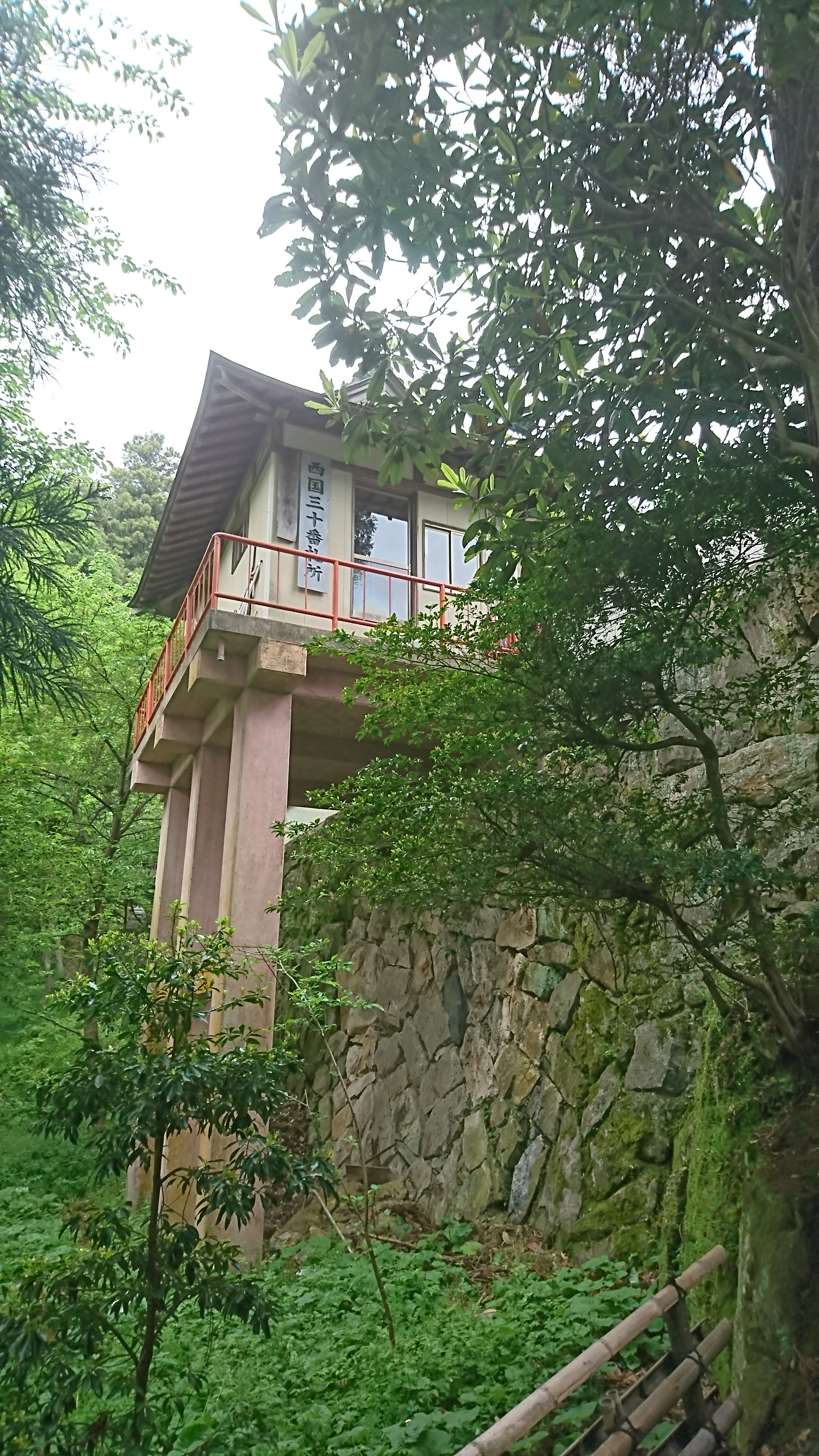 竹生島の宝厳寺へ向かう参道の祈りの階段