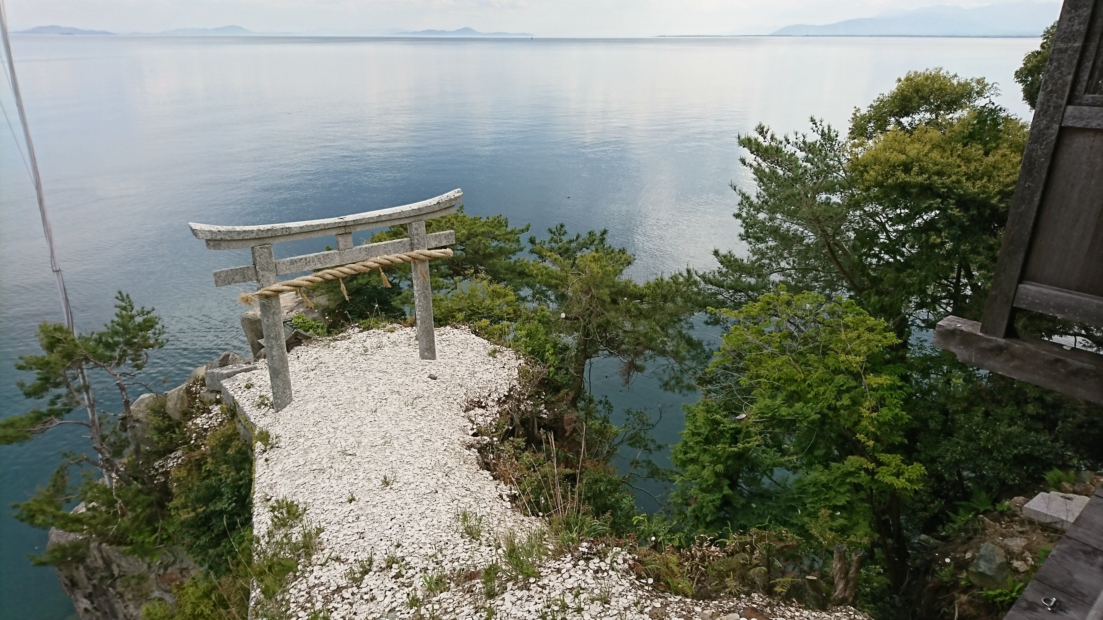 竹生島の竜神拝所でかわら投げ