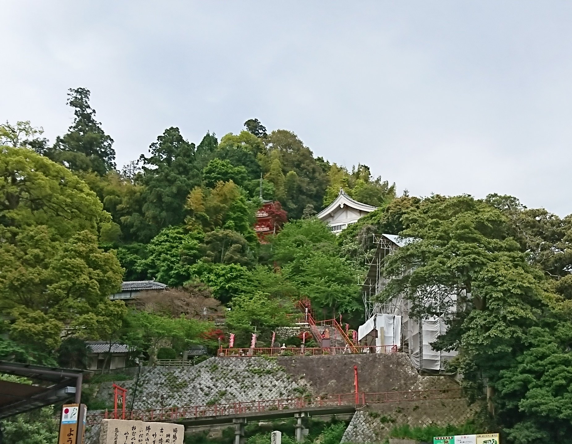 竹生島の港から見えた三重塔