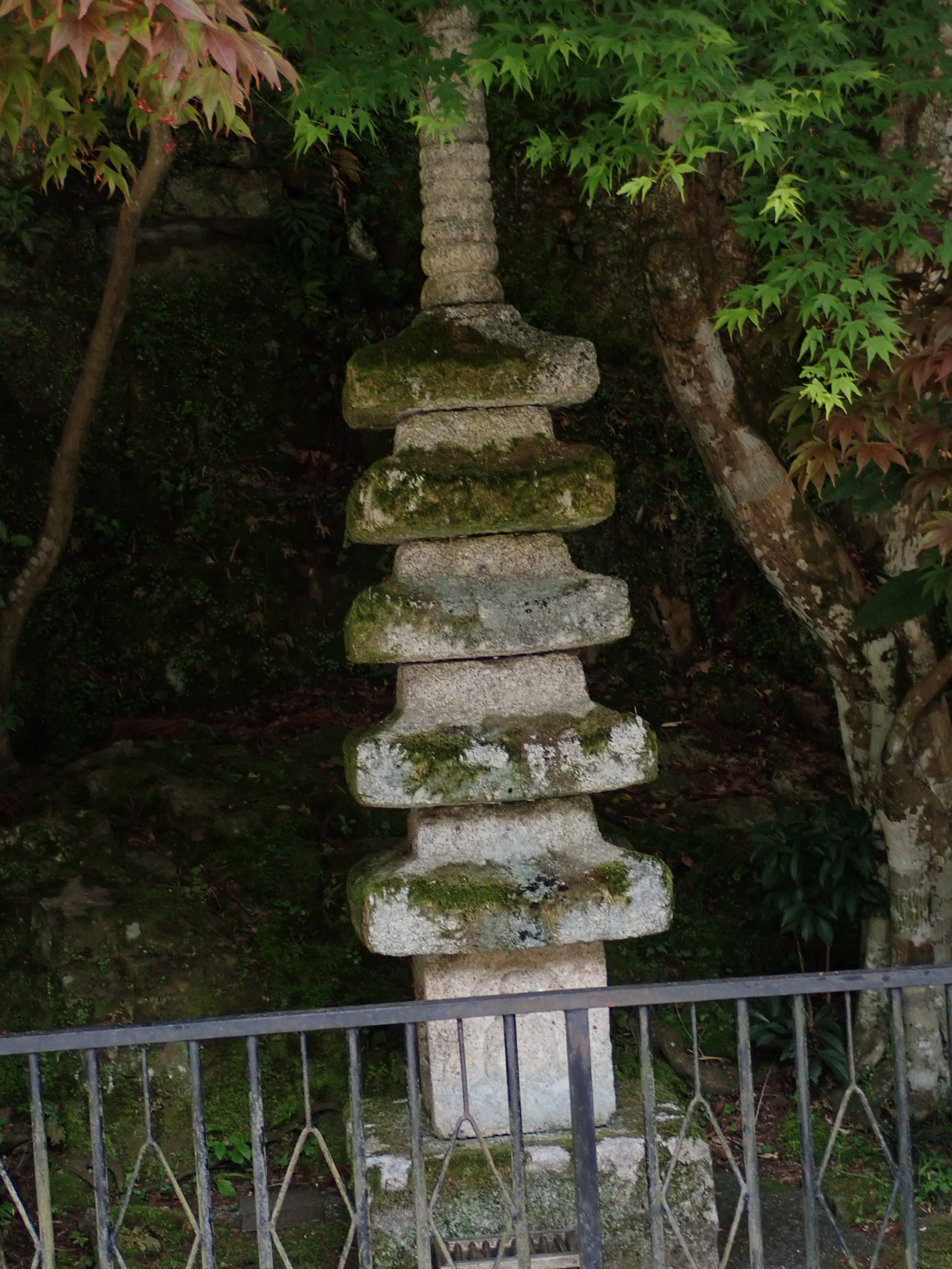 竹生島の宝厳寺の境内にある五重石塔