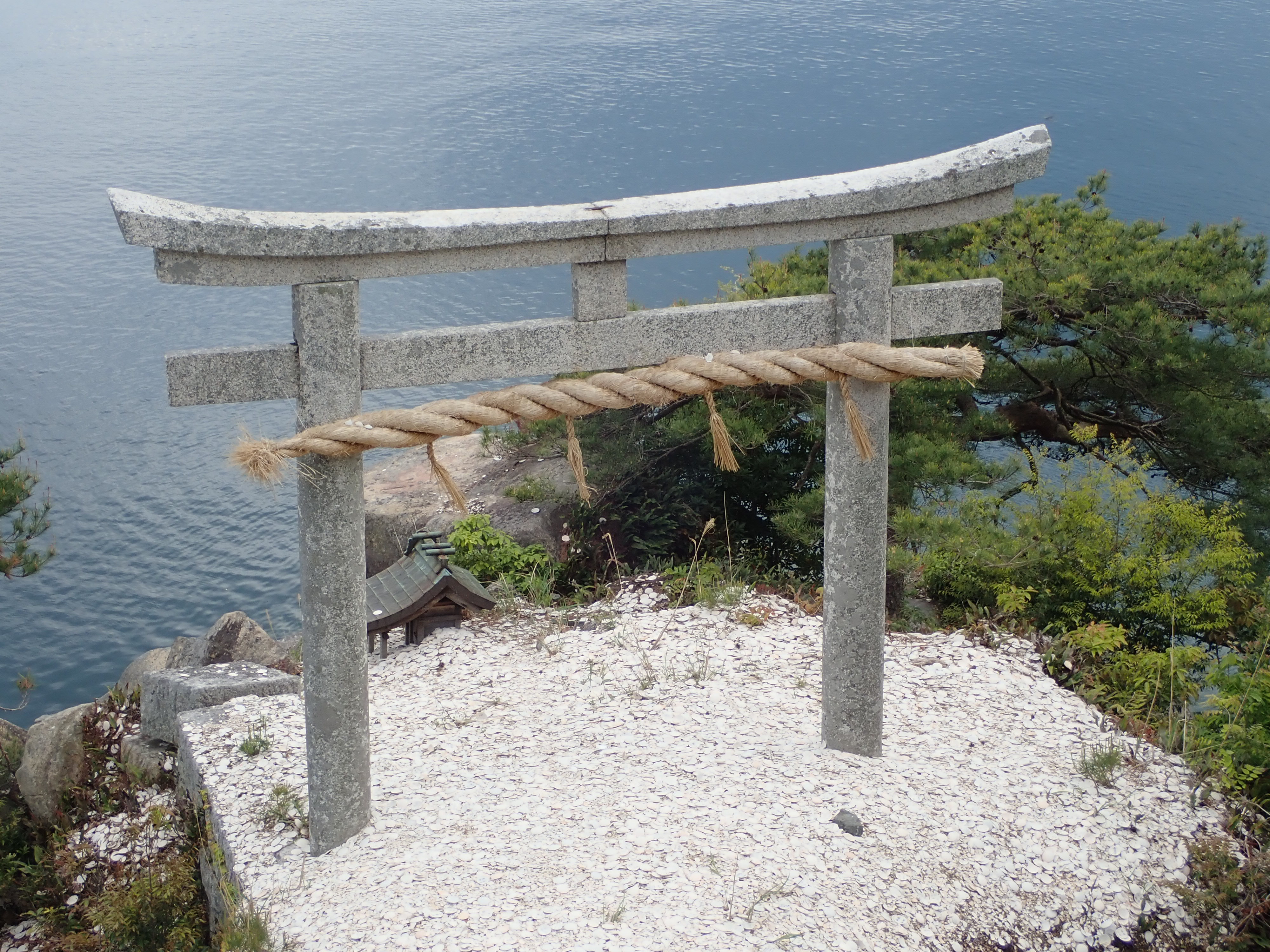 竹生島の都久夫須麻神社にある竜神拝所のかわら投げ