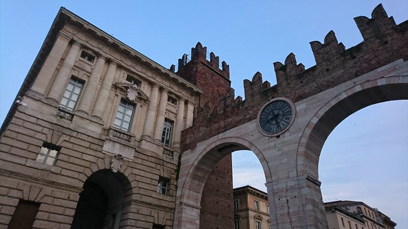 イタリア・ヴェローナのブラ広場に続く門