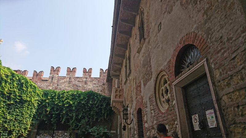 ヴェローナで一番人気の観光地ジュリエットの家