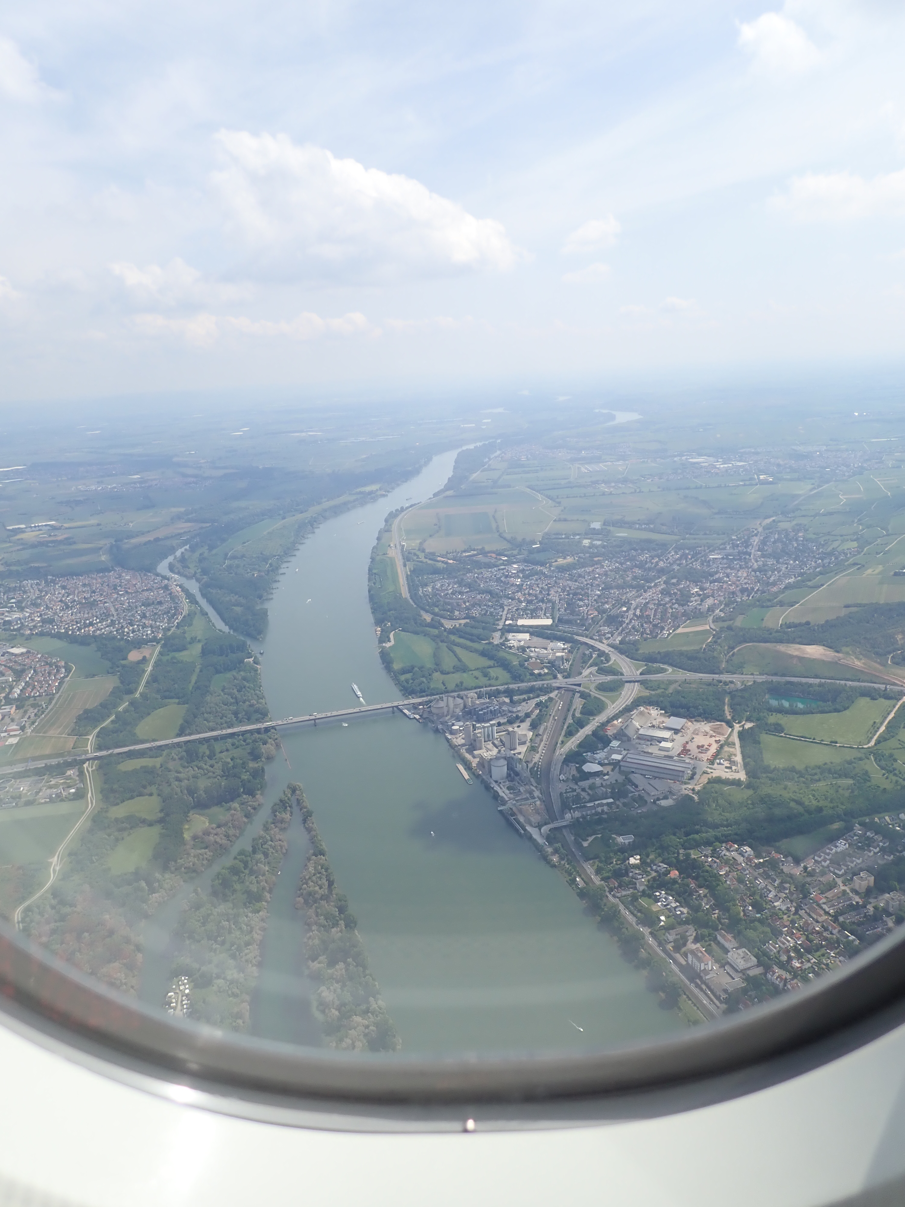 ルフトハンザ航空の中から見えたドイツのライン川