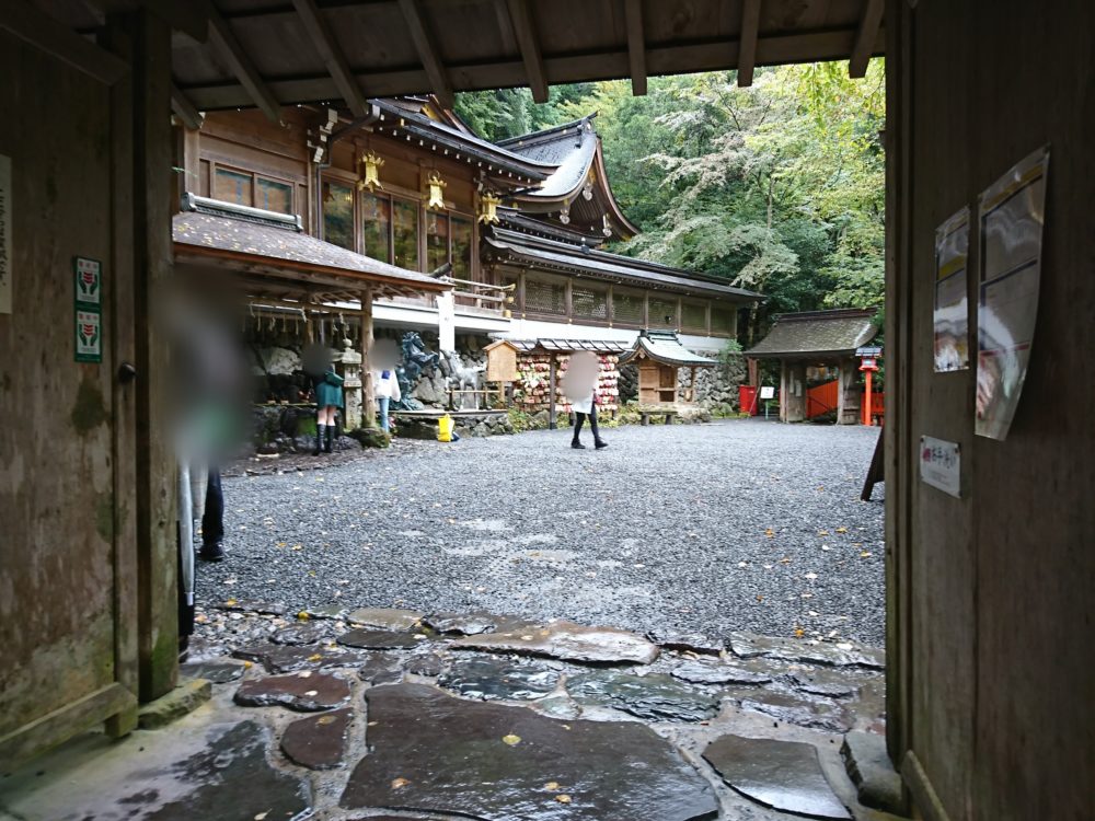 貴船神社参道の階段を登り終えたら視えてくる境内