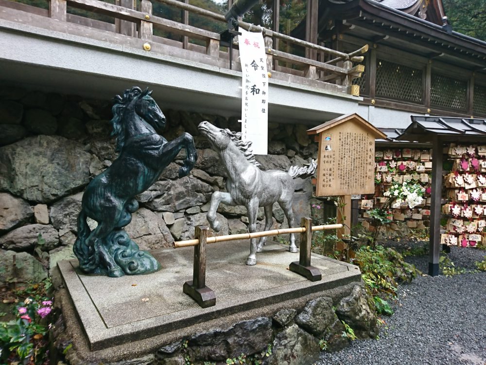 貴船神社で雨雲を表す黒馬と晴天を表す白馬