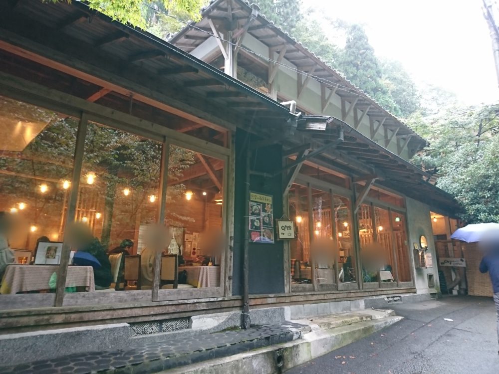 貴船神社の奥宮へと続く貴船川沿いの道