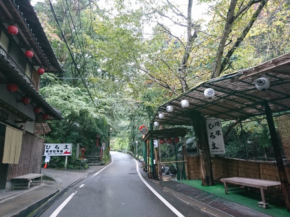 貴船神社の奥宮へと続く貴船川沿いの道