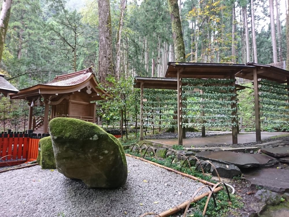 貴船の山で見つかった船の形をした自然磐は天の磐船として結社に祀られている