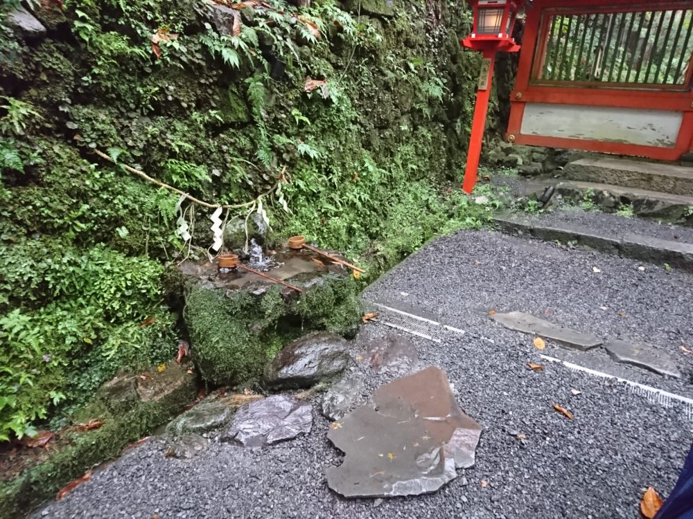 貴船神社・奥宮の神門の前にある手水舎