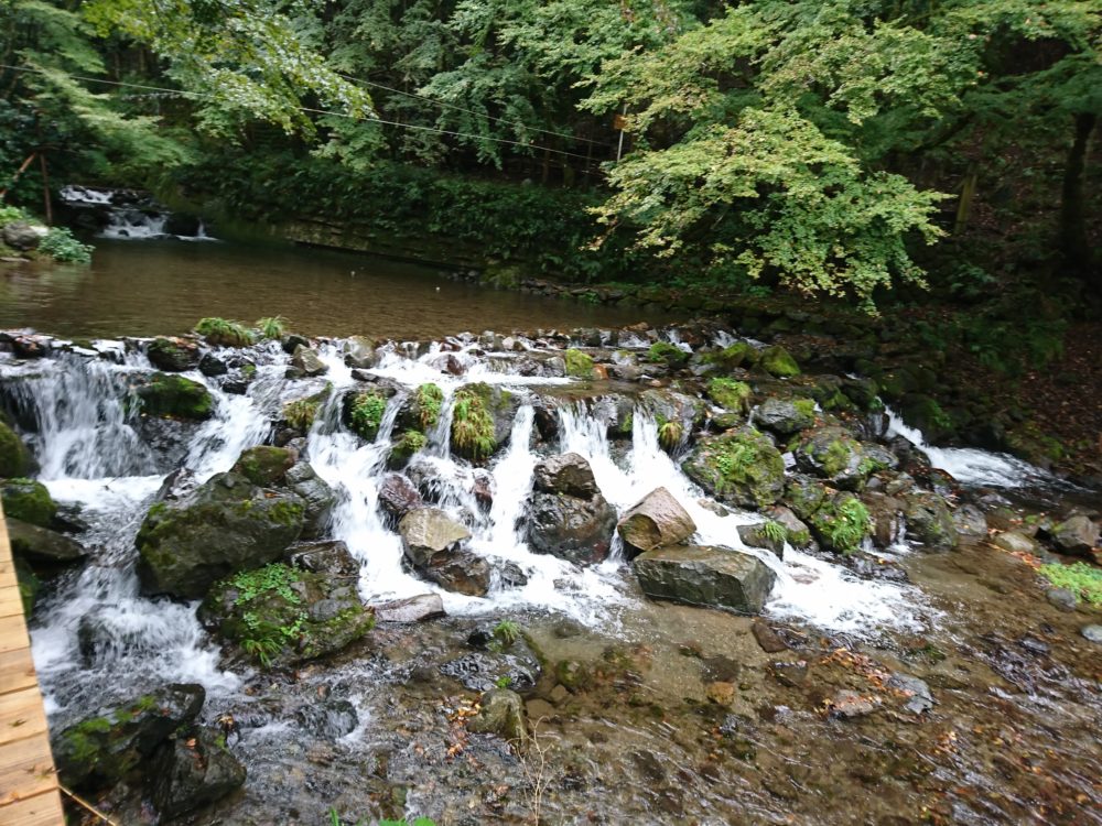 貴船神社の奥宮へと続く貴船川沿いの道