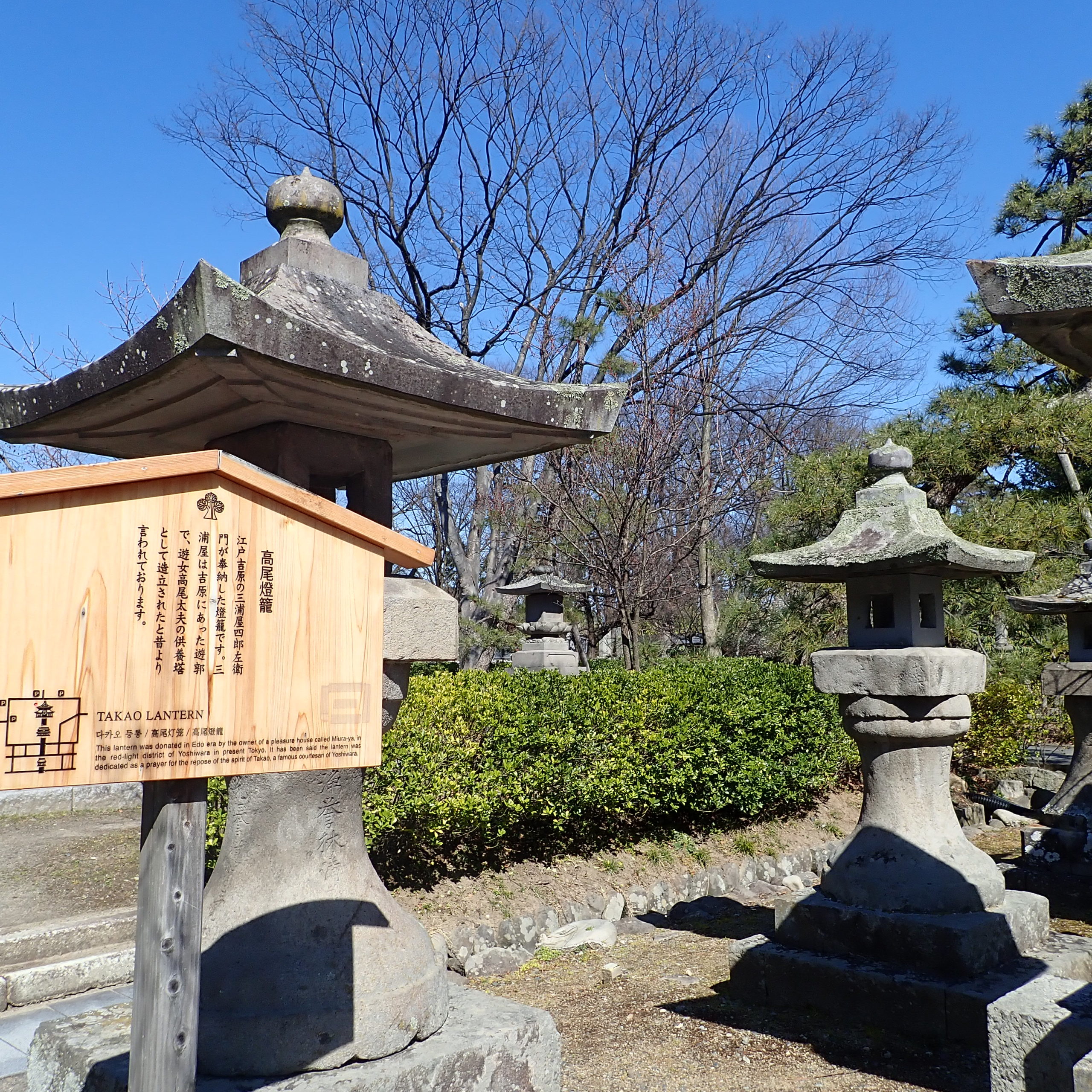 善光寺境内にある高尾燈篭