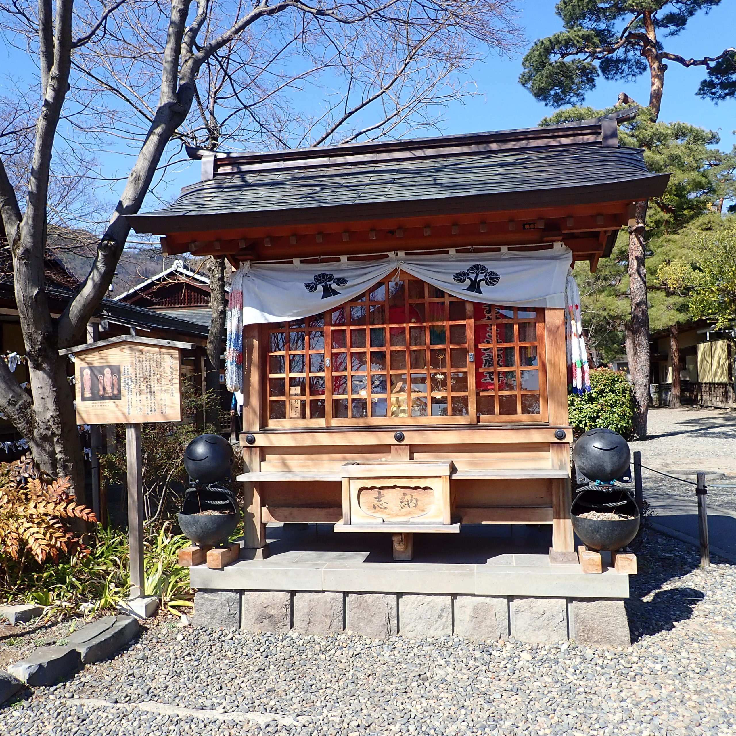 善光寺の境内にある木造菩薩地蔵立像