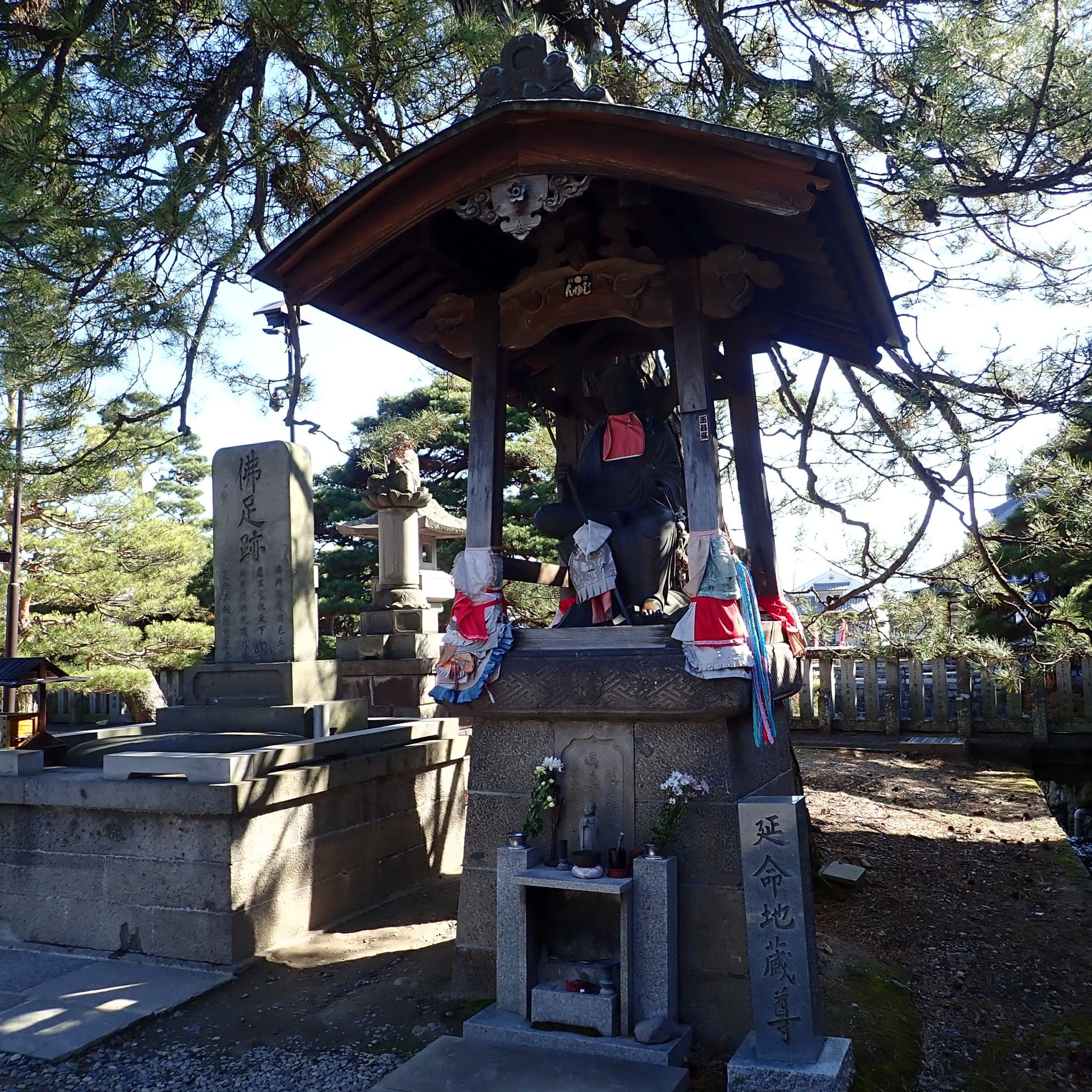 信州善光寺の参道にある延命地蔵尊