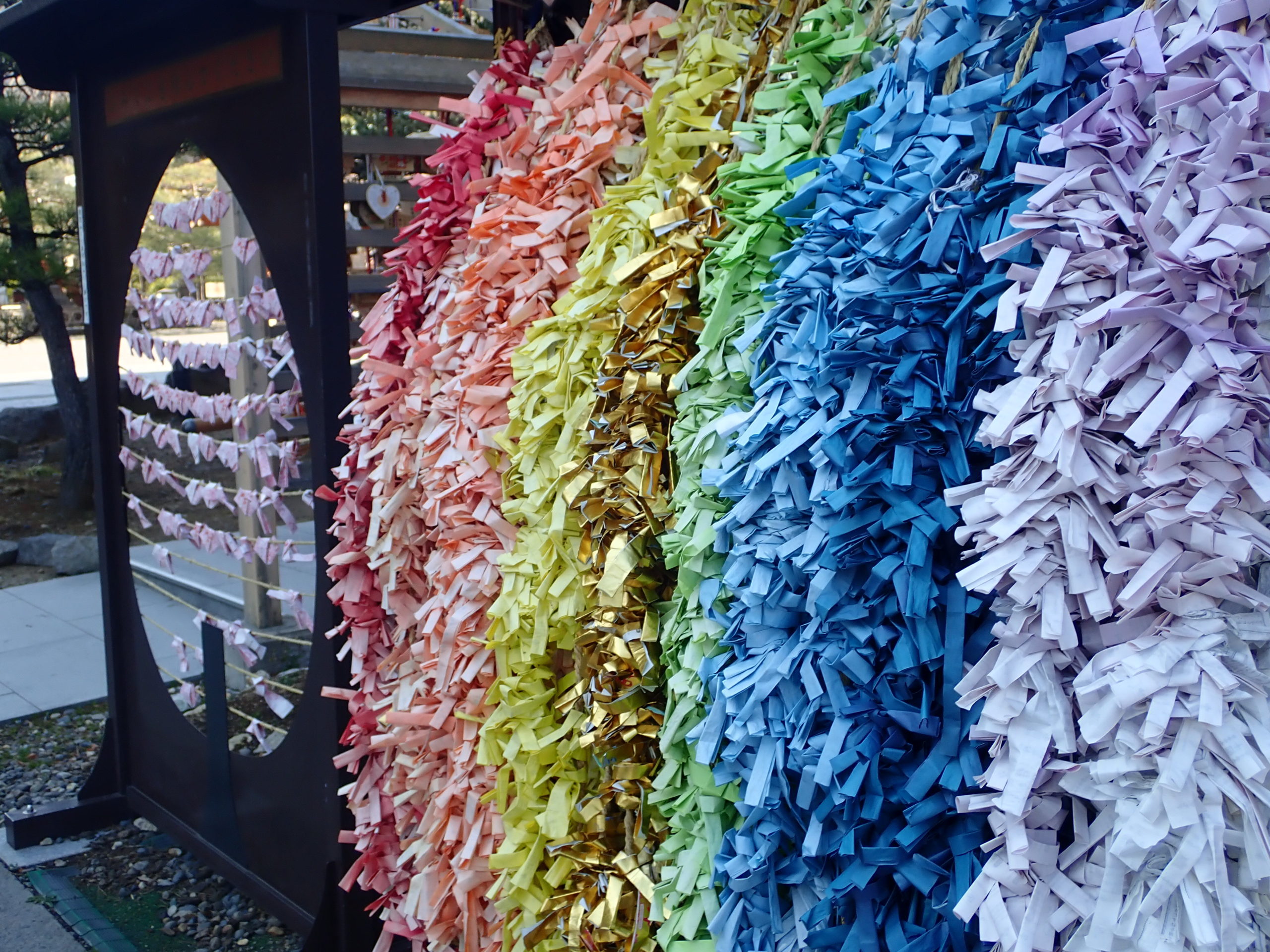 善光寺の山門の前にあったおみくじ結び処