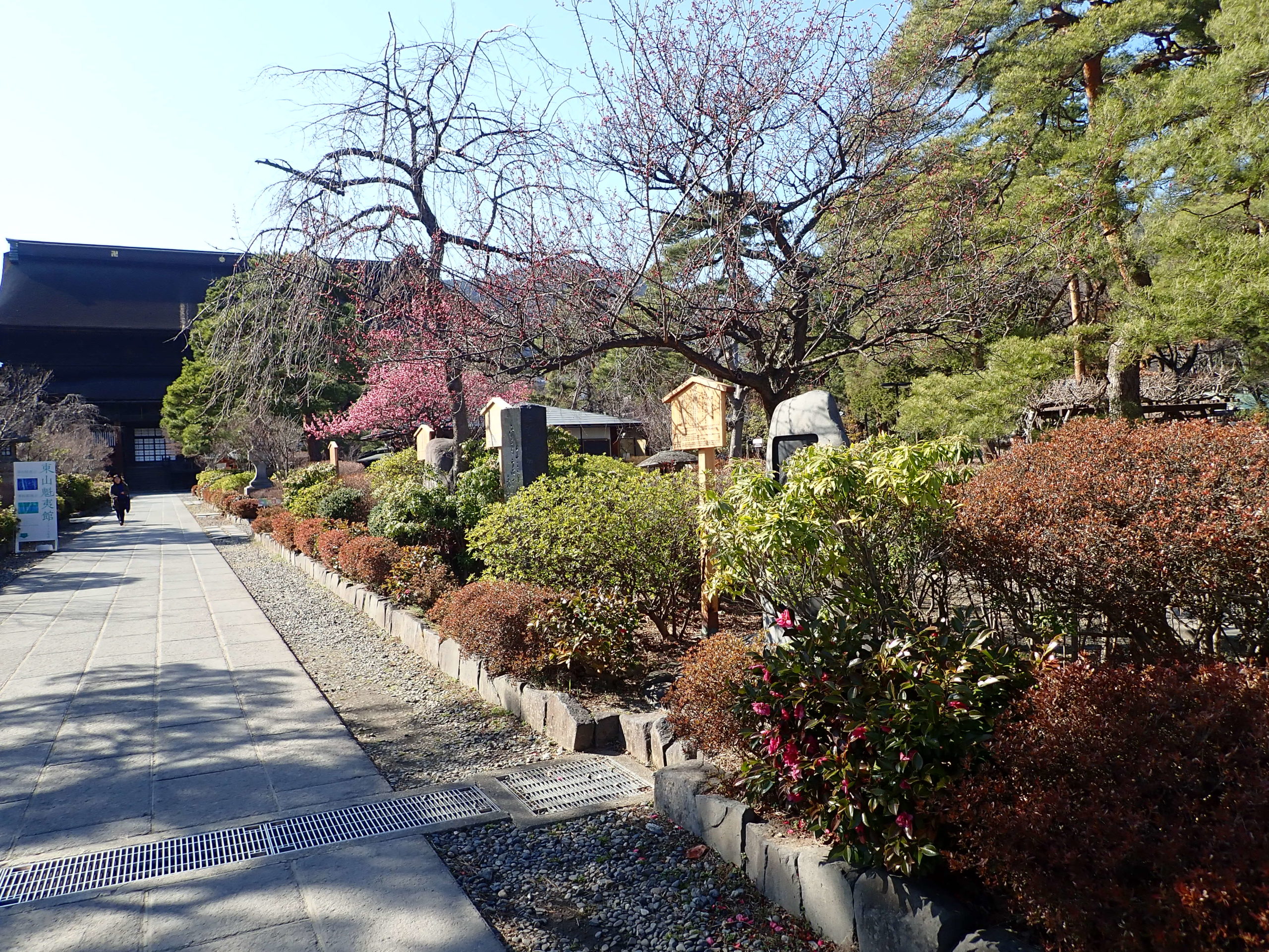 善光寺境内の歌碑が並ぶ小径