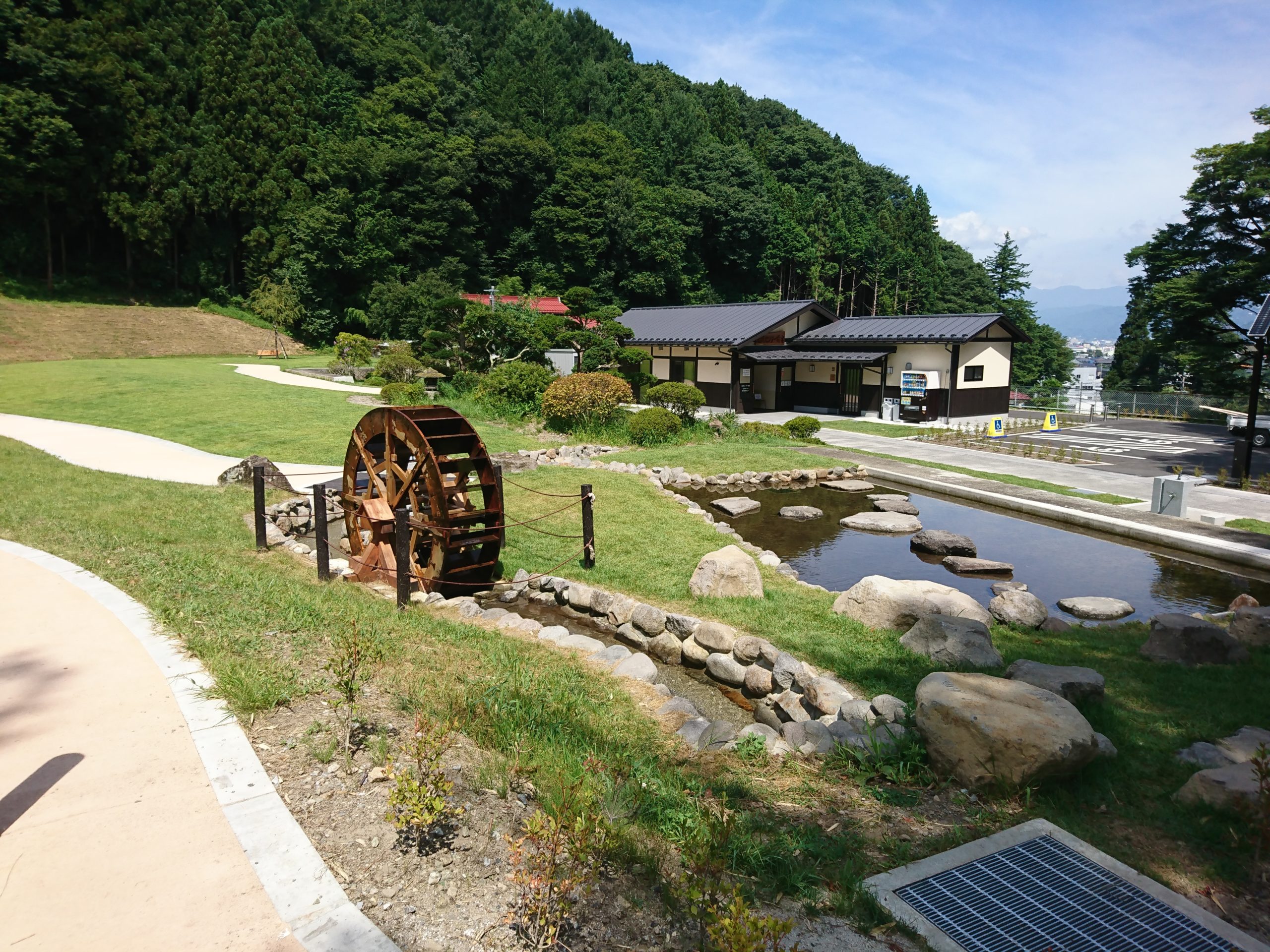 諏訪大社上社前宮の参道にオープンしたばかりの水眼広場