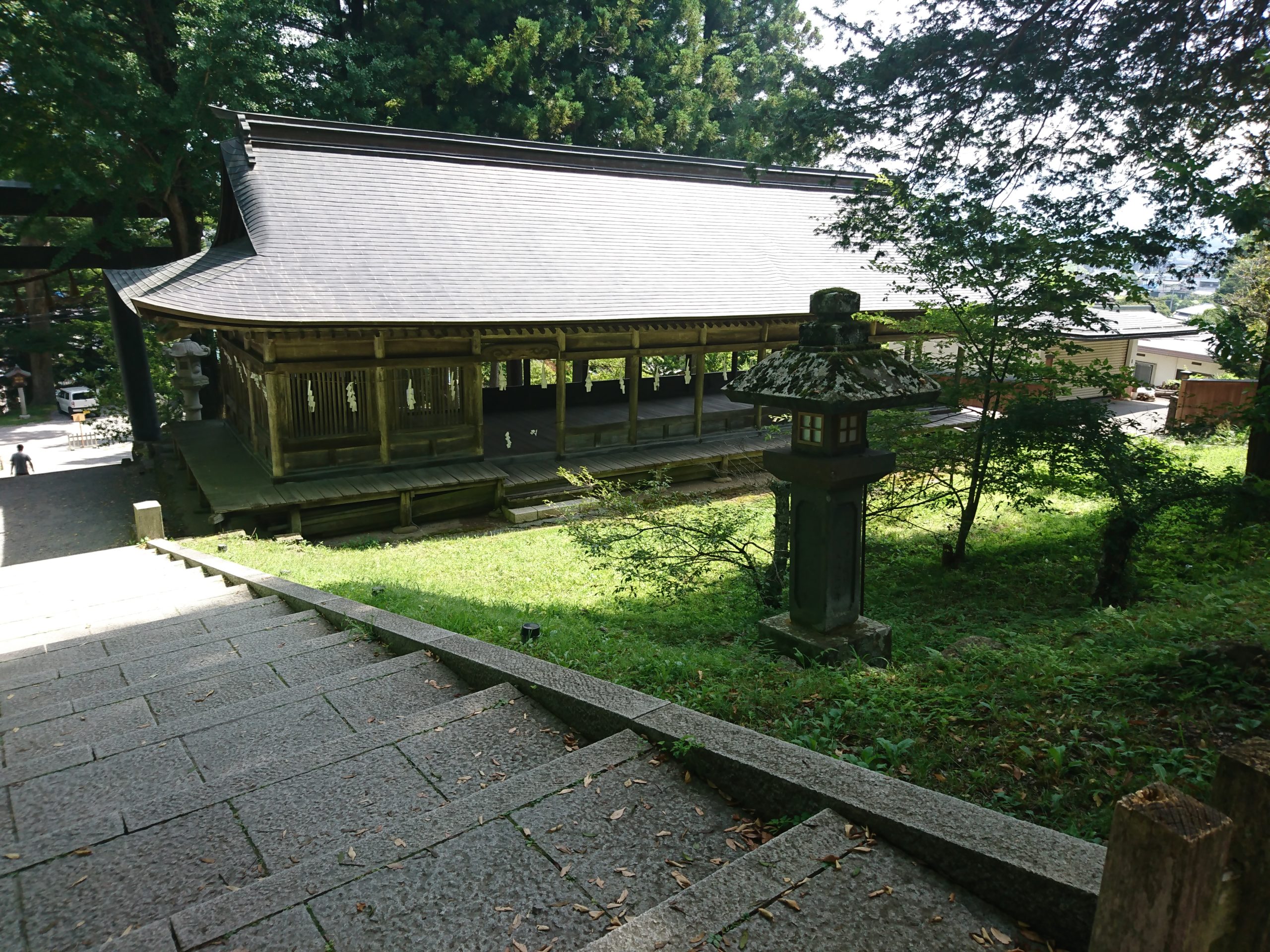 諏訪大社上社前宮にある十間廊では酉の祭（御頭祭）という神事が行われます。