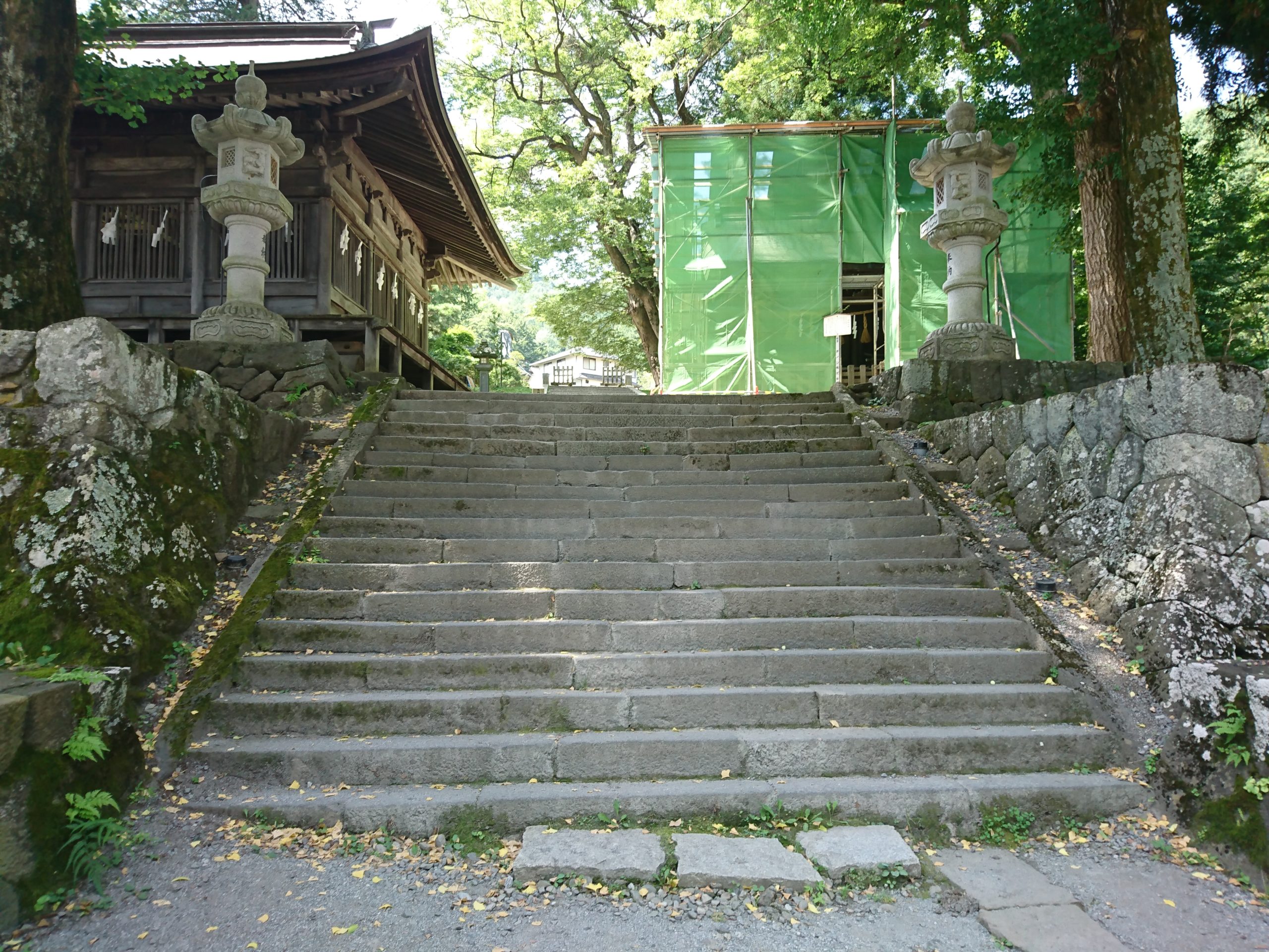 諏訪大社上社前宮の十間廊の横にある階段