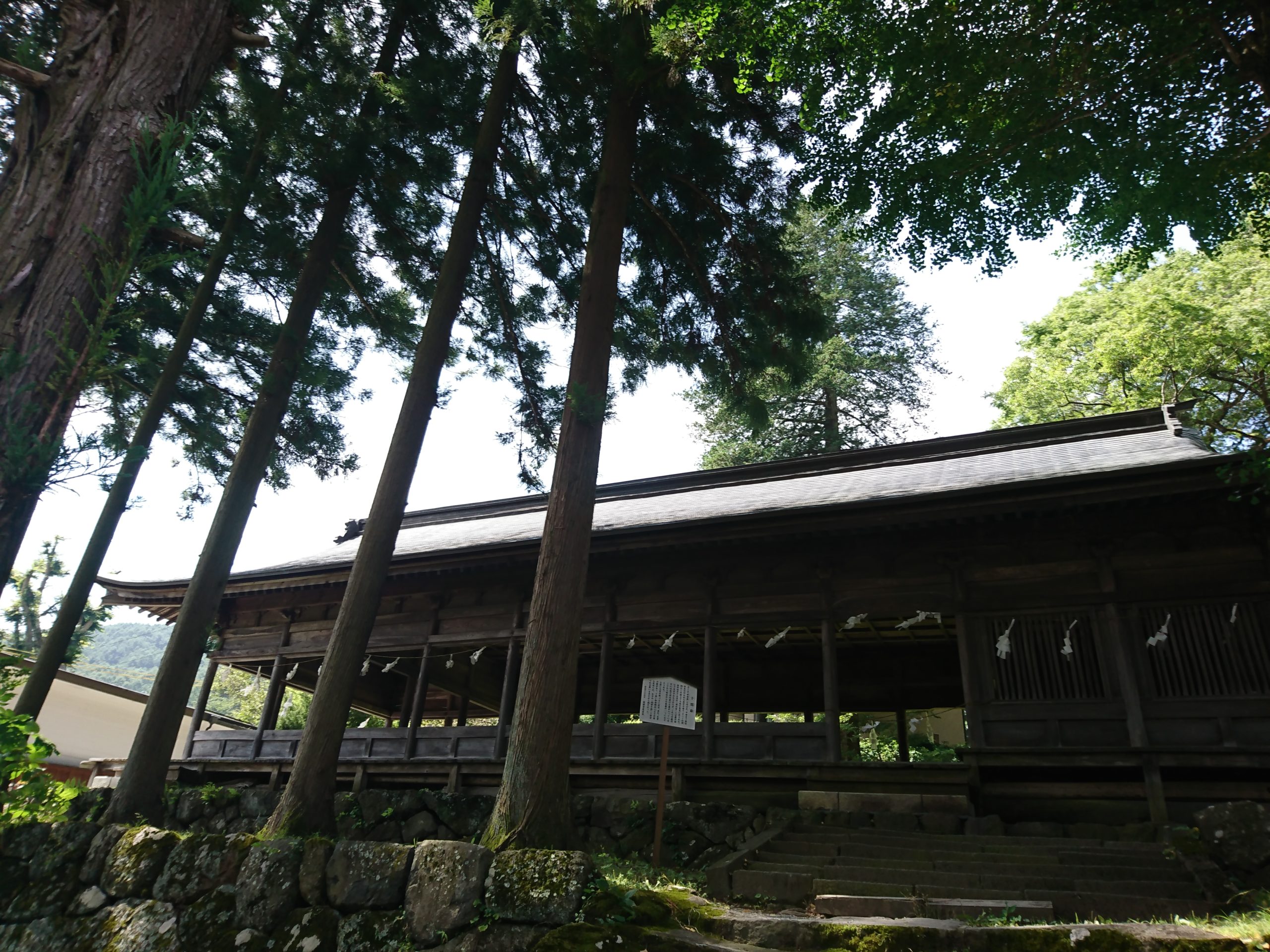 諏訪大社上社前宮にある十間廊では酉の祭（御頭祭）という神事が行われます。