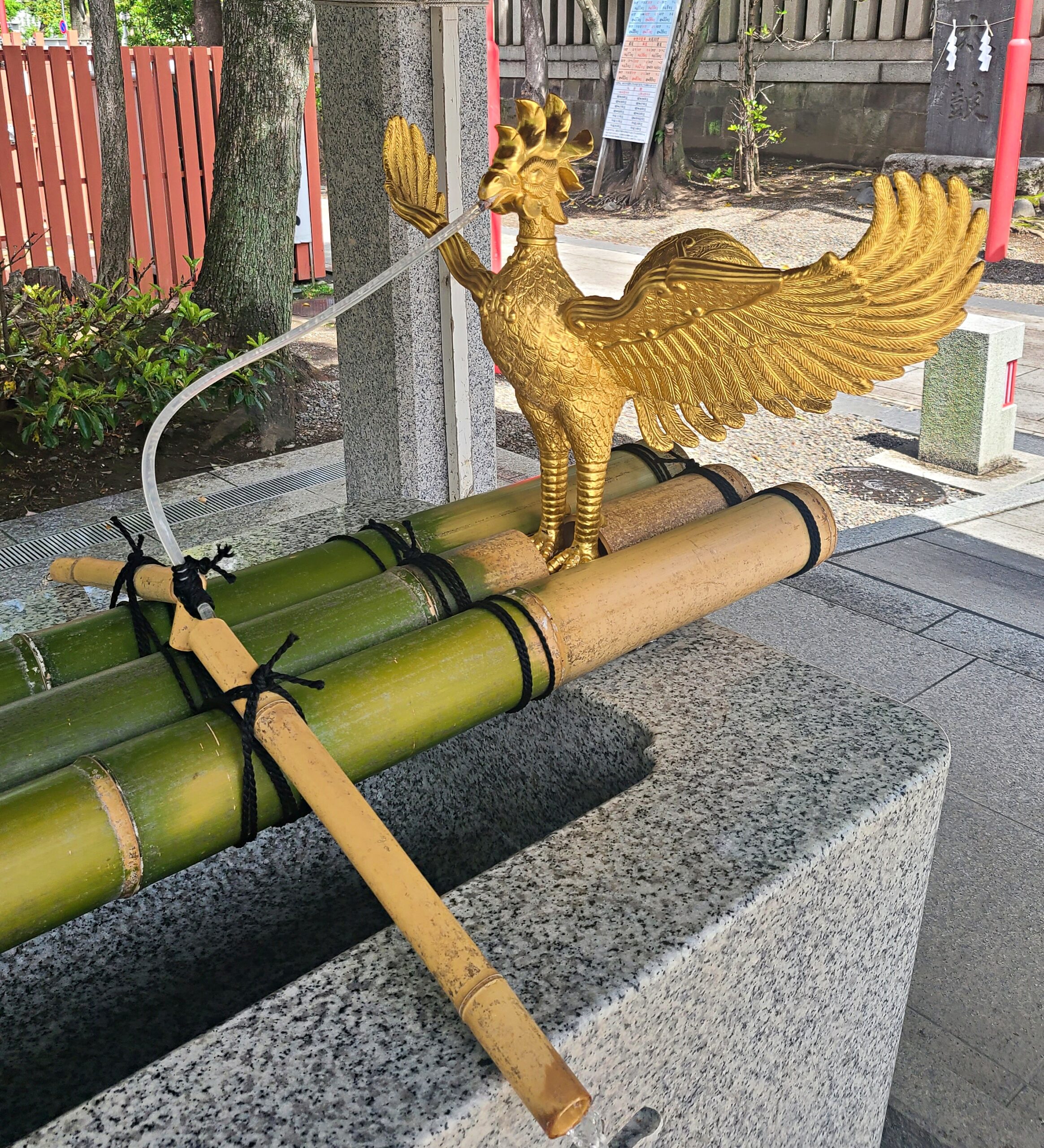 富岡八幡宮の手水舎にある鳳凰