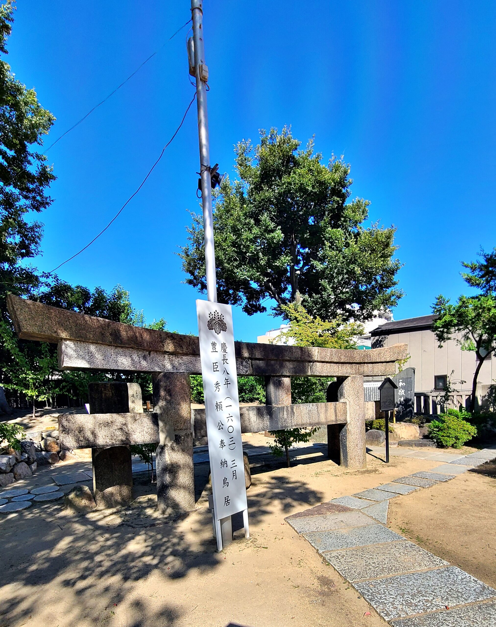 玉造稲荷神社にあるくぐれない鳥居