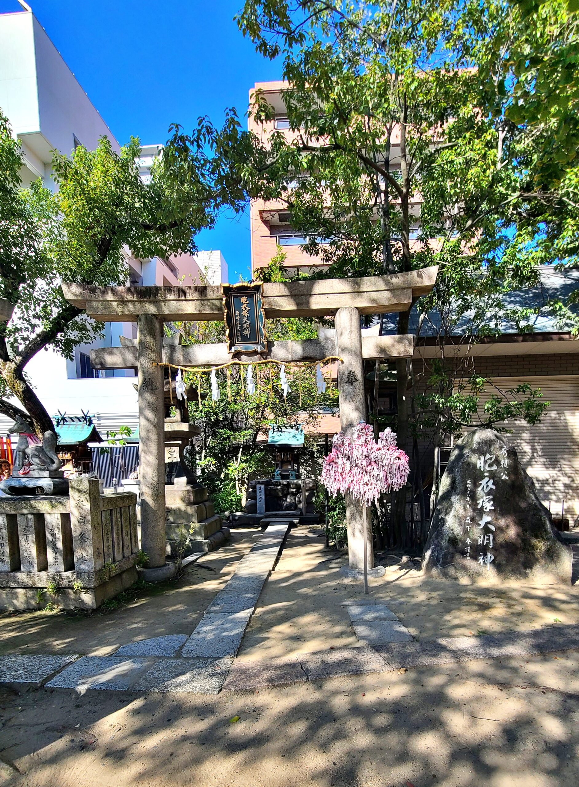 玉造神社の境内にある胞衣塚（よなづか）大明神