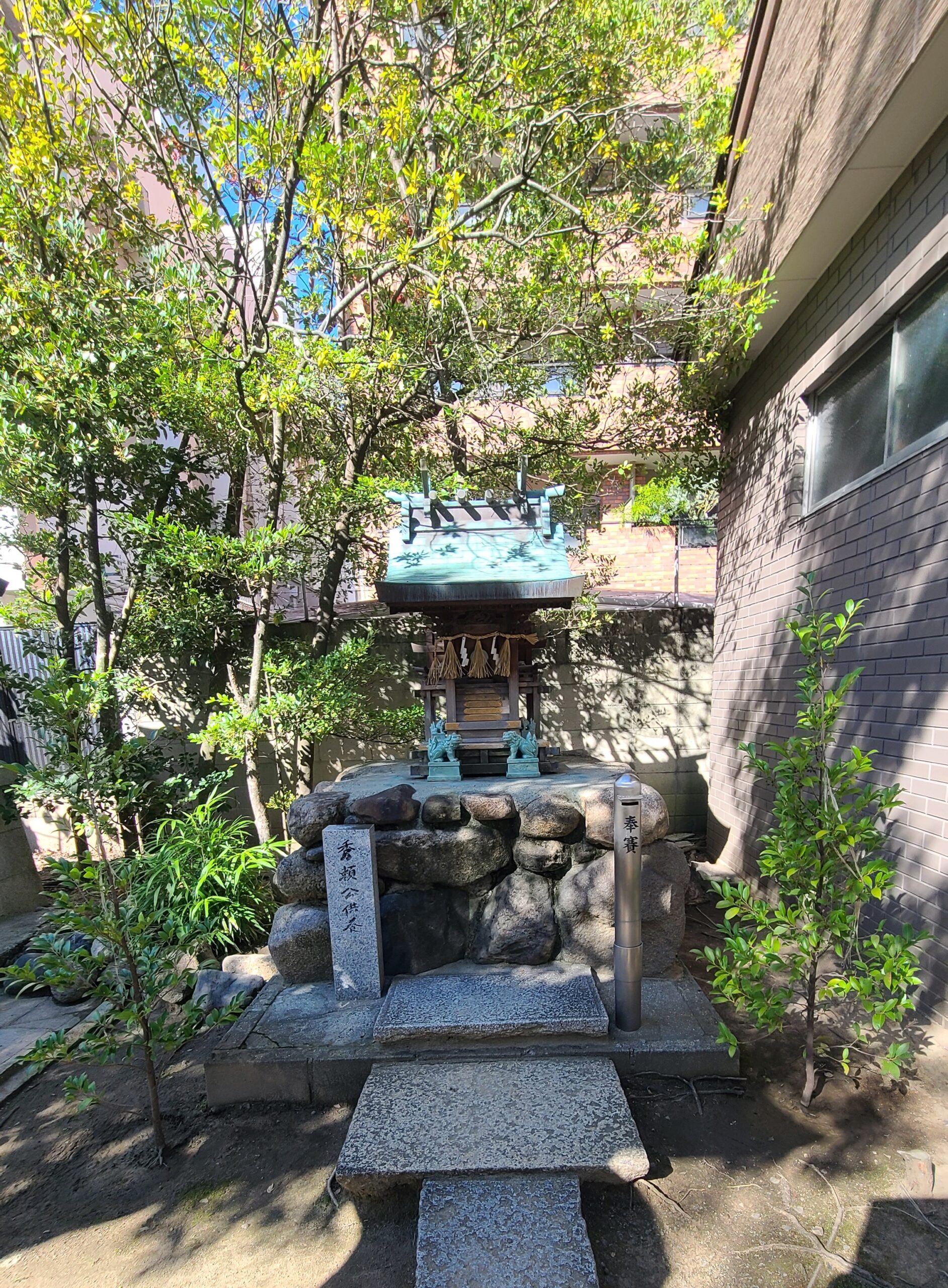 玉造神社の境内にある胞衣塚（よなづか）大明神