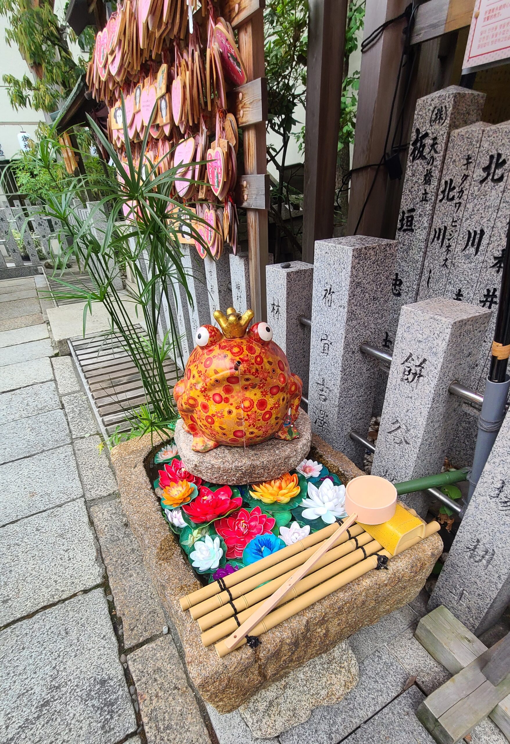 お初天神の境内にあるかえる